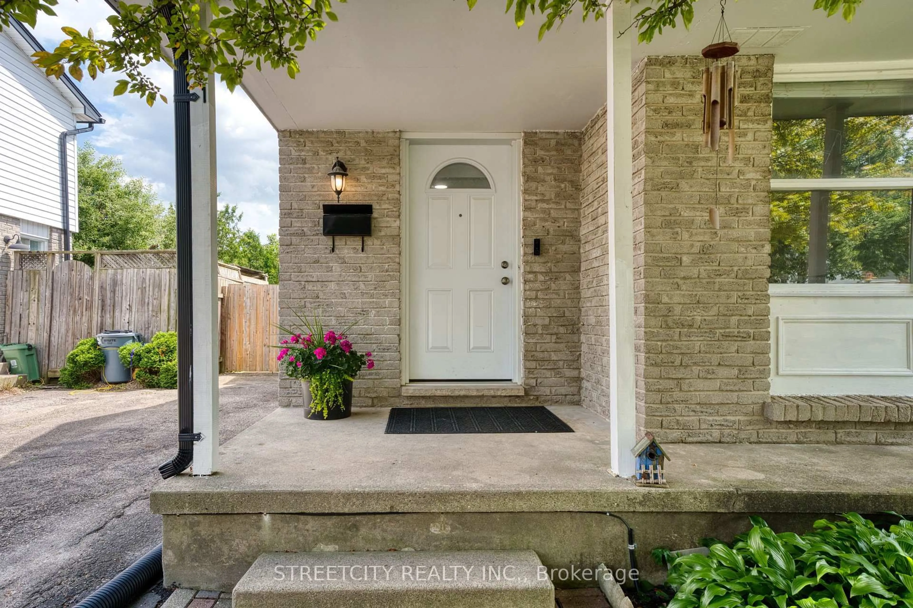 Indoor entryway for 831 Jalna Blvd, London South Ontario N6E 2S2