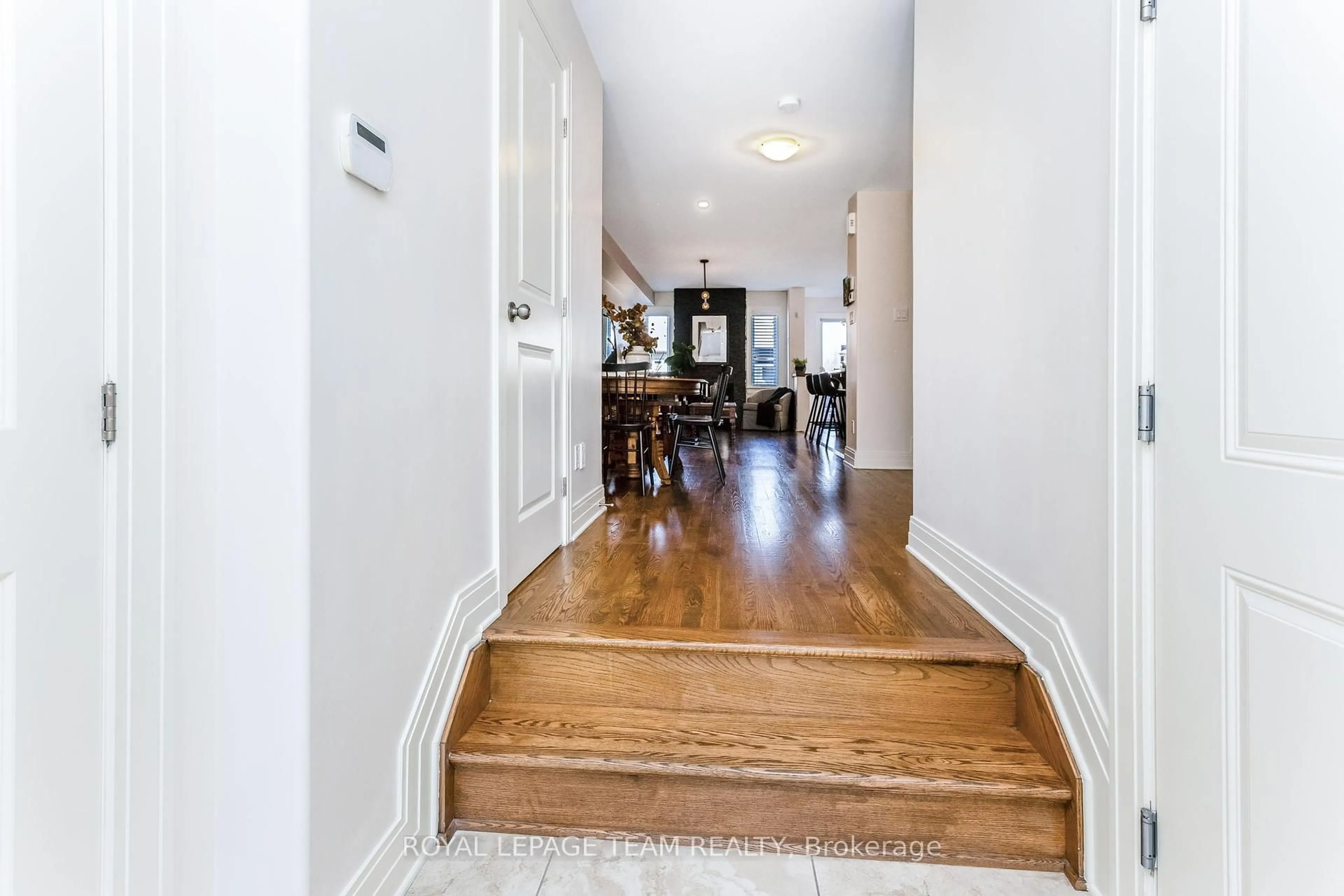 Indoor entryway for 121 Woodhurst Cres, Ottawa Ontario K2S 0T4