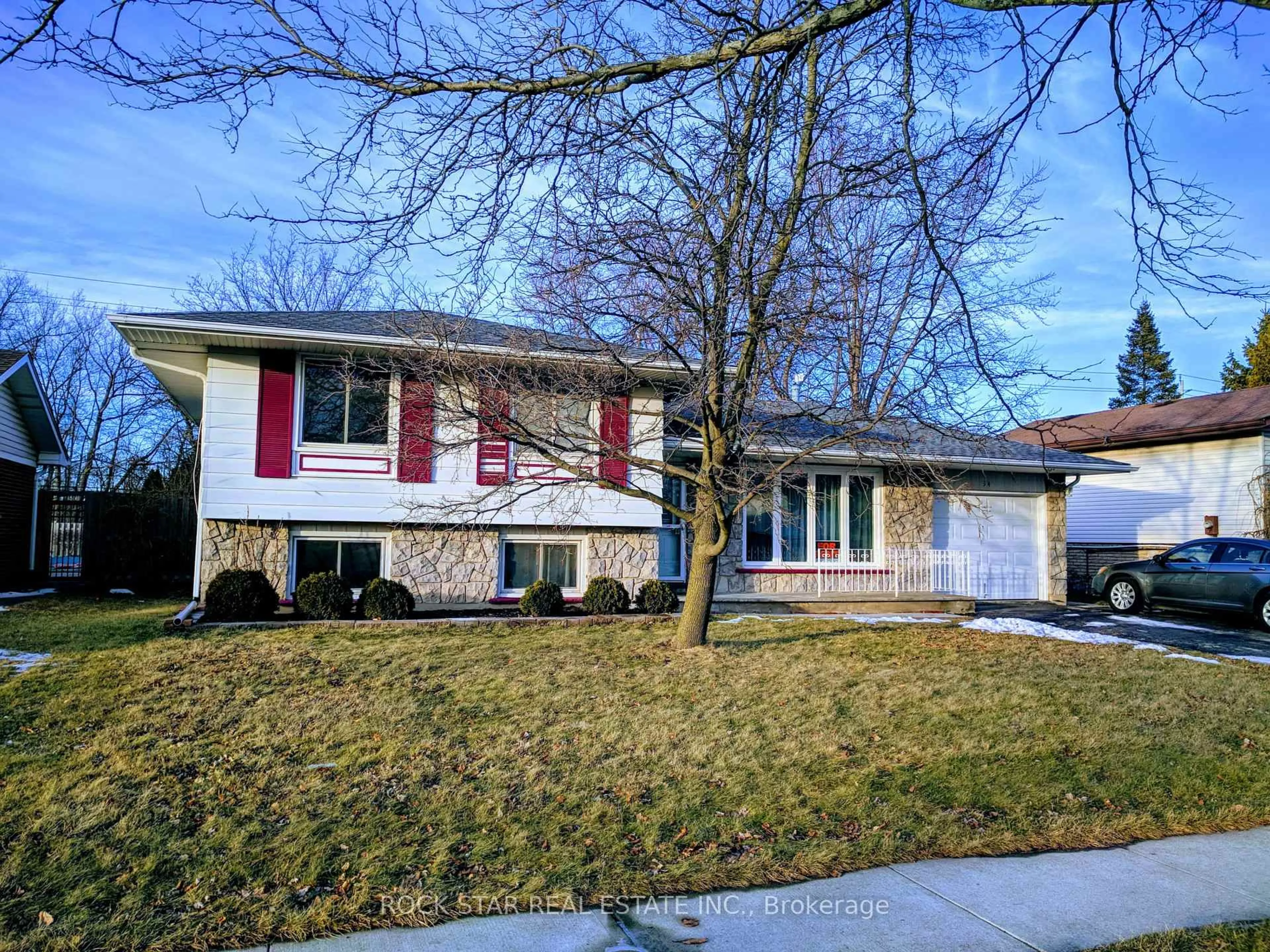 Home with vinyl exterior material, street for 34 PRESTON Pl, Welland Ontario L3C 3K3