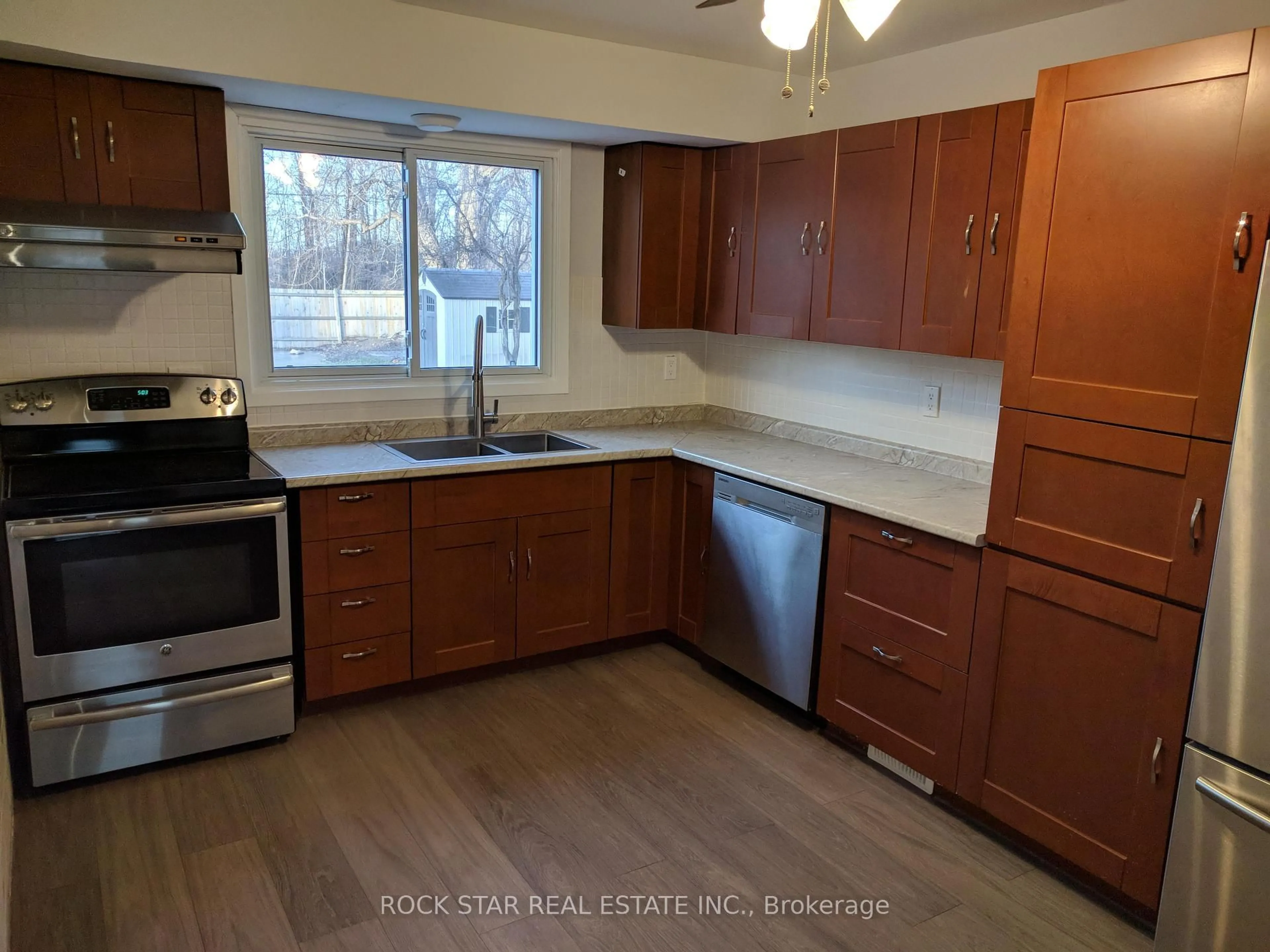 Standard kitchen, unknown for 34 PRESTON Pl, Welland Ontario L3C 3K3