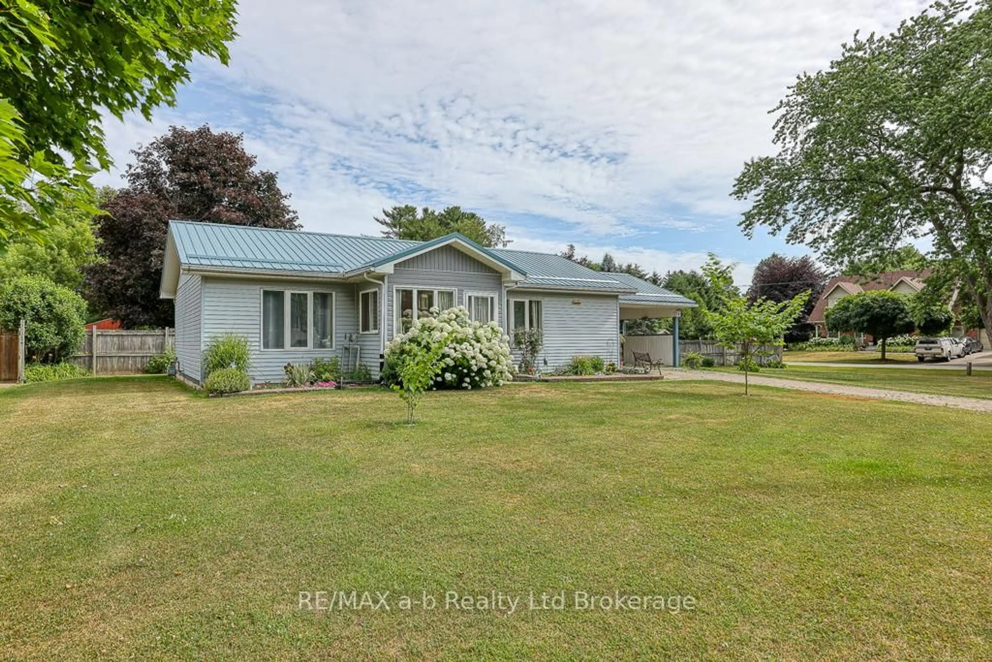 A pic from outside/outdoor area/front of a property/back of a property/a pic from drone, unknown for 24 Wellington St, Norwich Ontario N0J 1R0