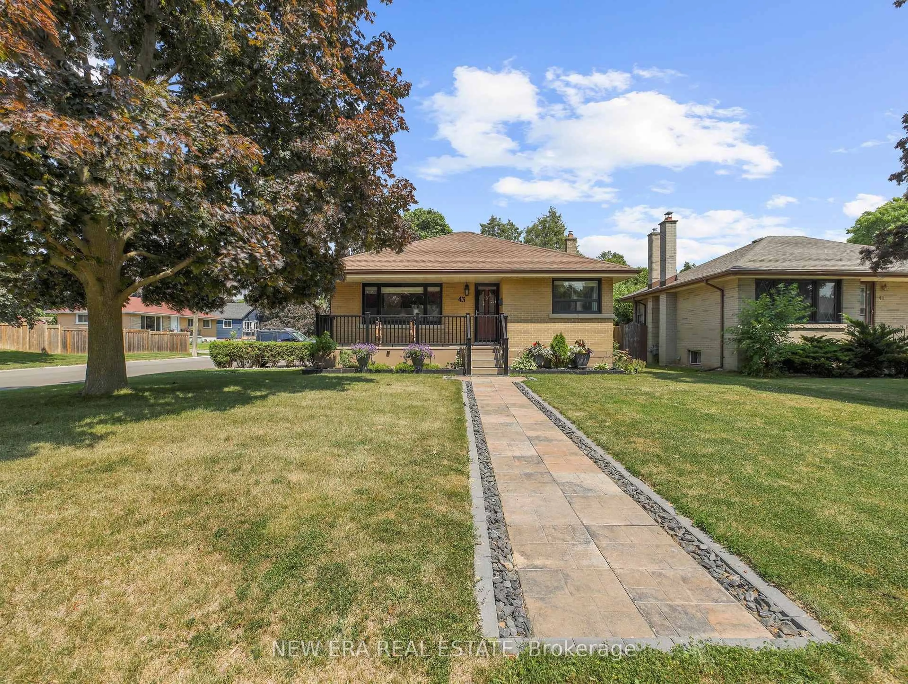 A pic from outside/outdoor area/front of a property/back of a property/a pic from drone, street for 43 Rowanwood Ave, Brantford Ontario N3S 7C1