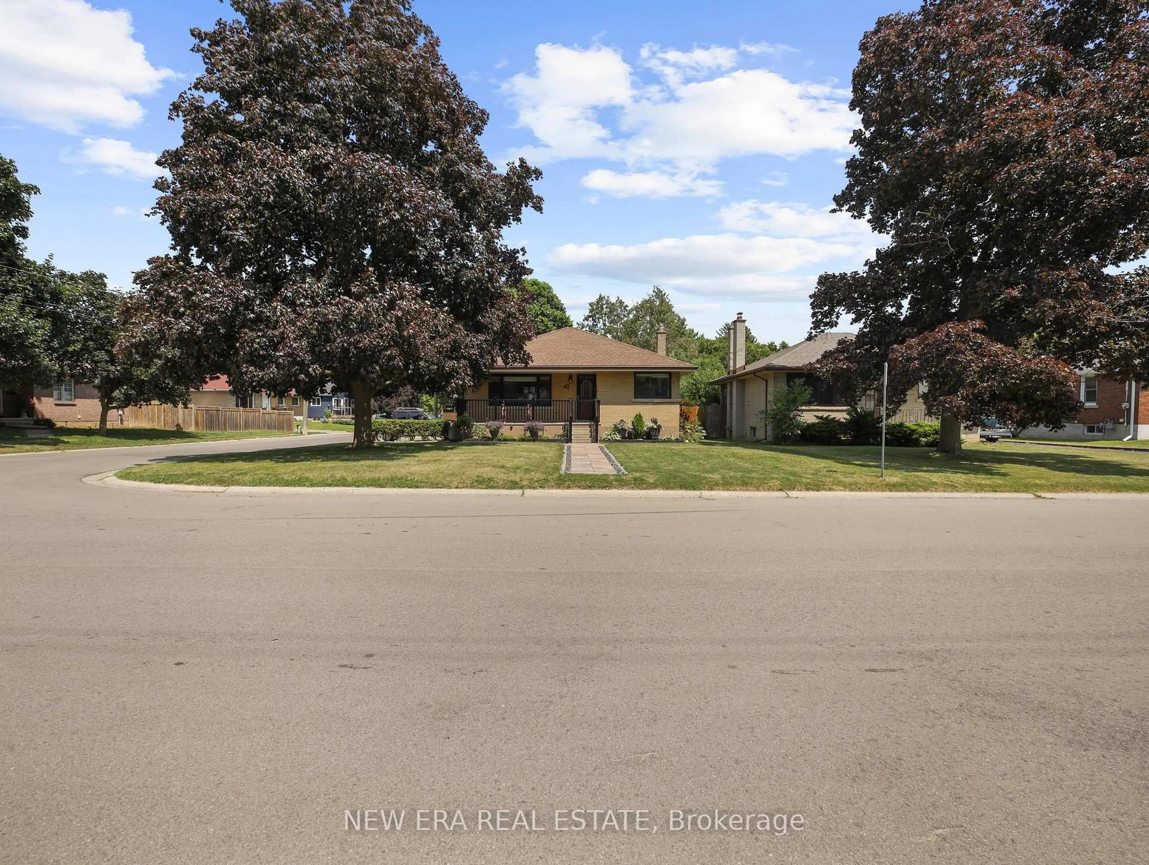 A pic from outside/outdoor area/front of a property/back of a property/a pic from drone, street for 43 Rowanwood Ave, Brantford Ontario N3S 7C1