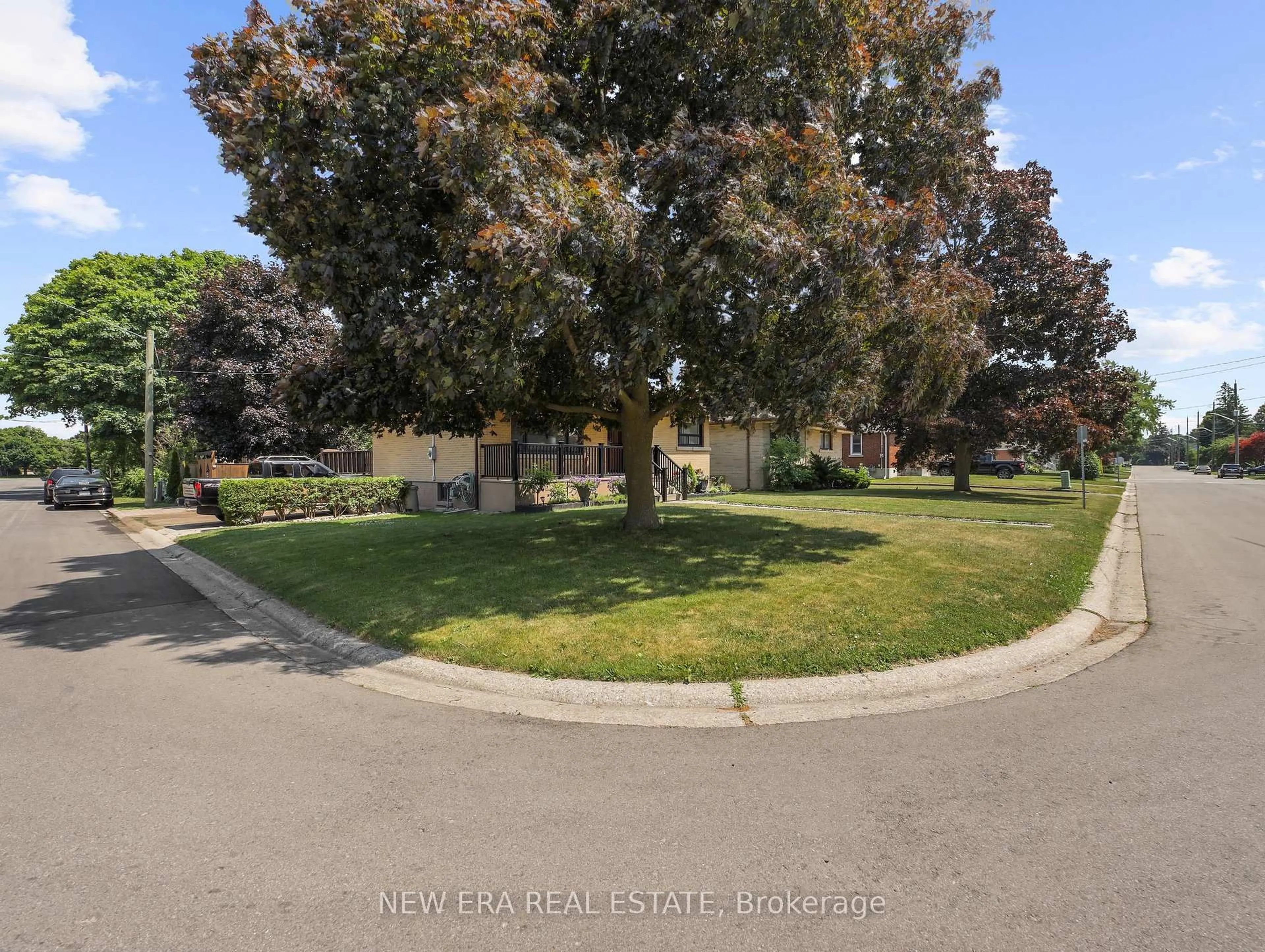 A pic from outside/outdoor area/front of a property/back of a property/a pic from drone, street for 43 Rowanwood Ave, Brantford Ontario N3S 7C1
