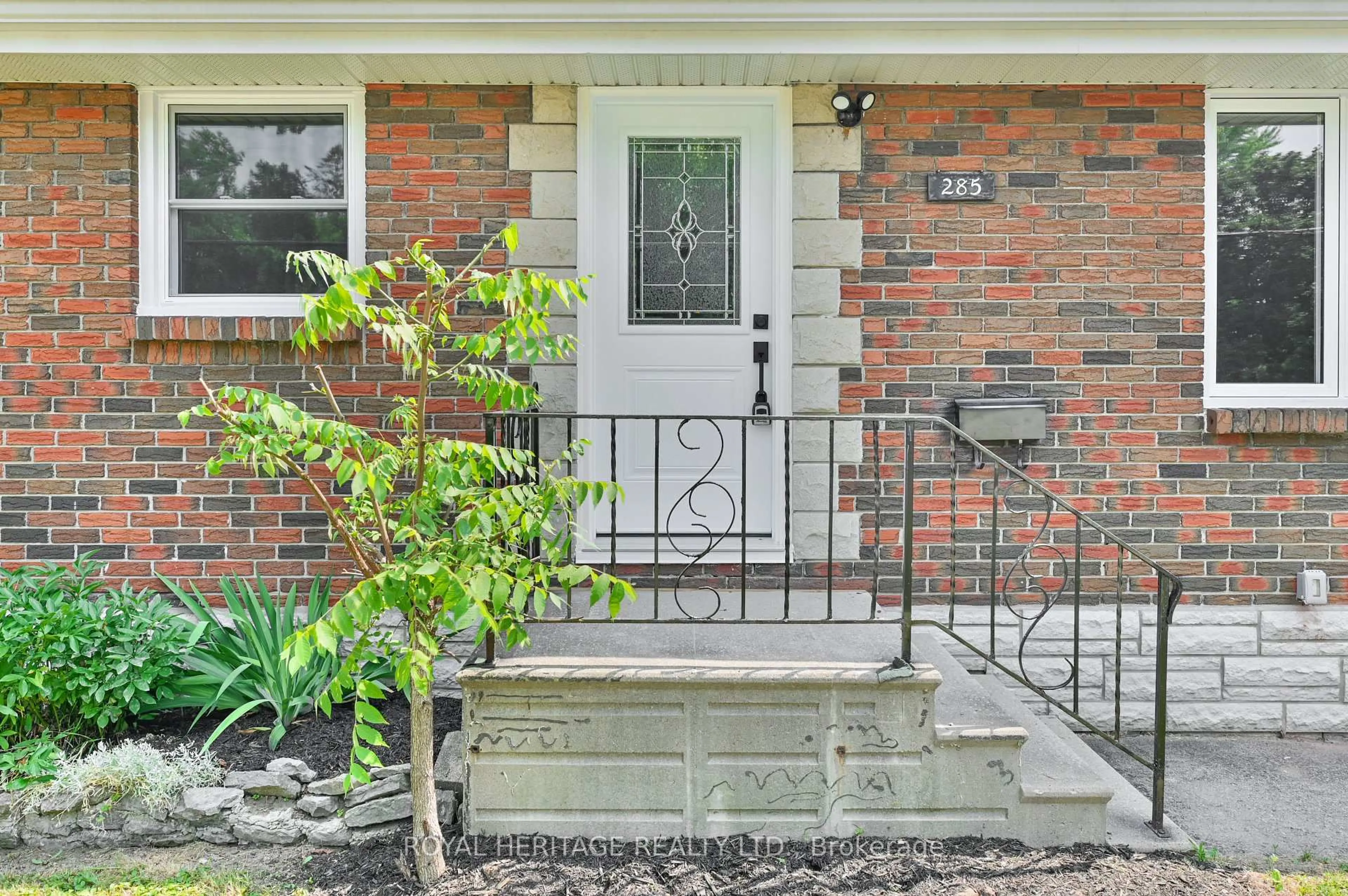 Indoor entryway for 285 Herchimer Ave, Belleville Ontario K8N 4Y9