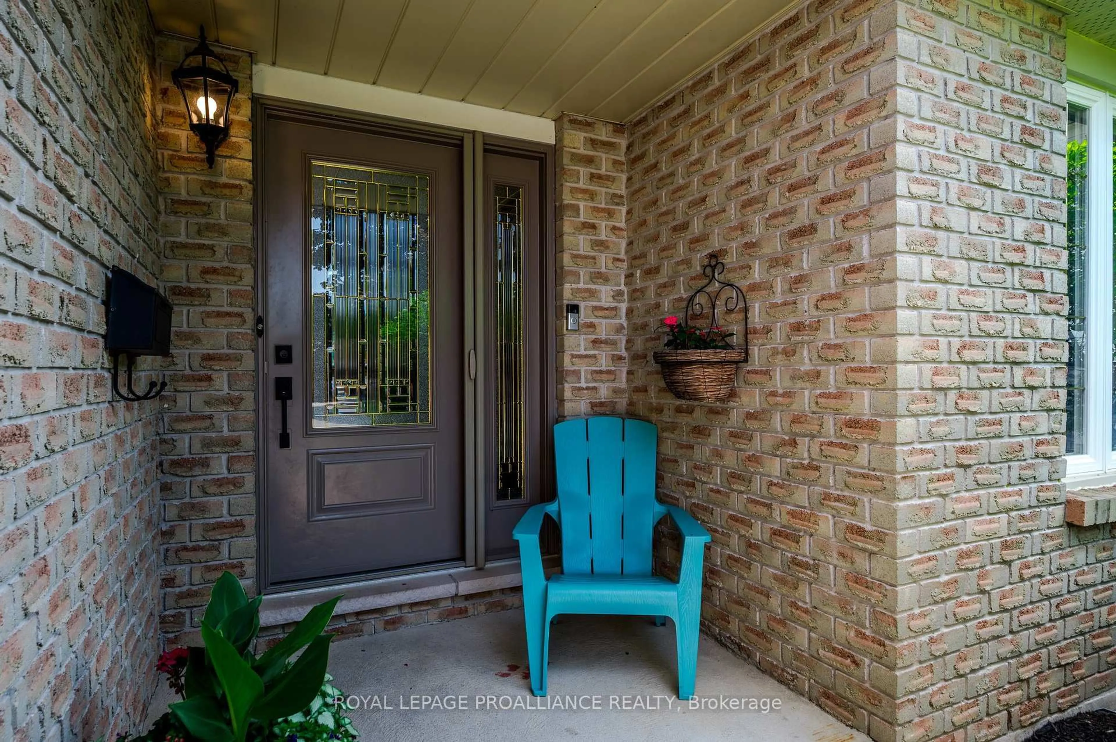 Indoor entryway for 2112 Lorraine Dr, Peterborough North Ontario K9L 1X4