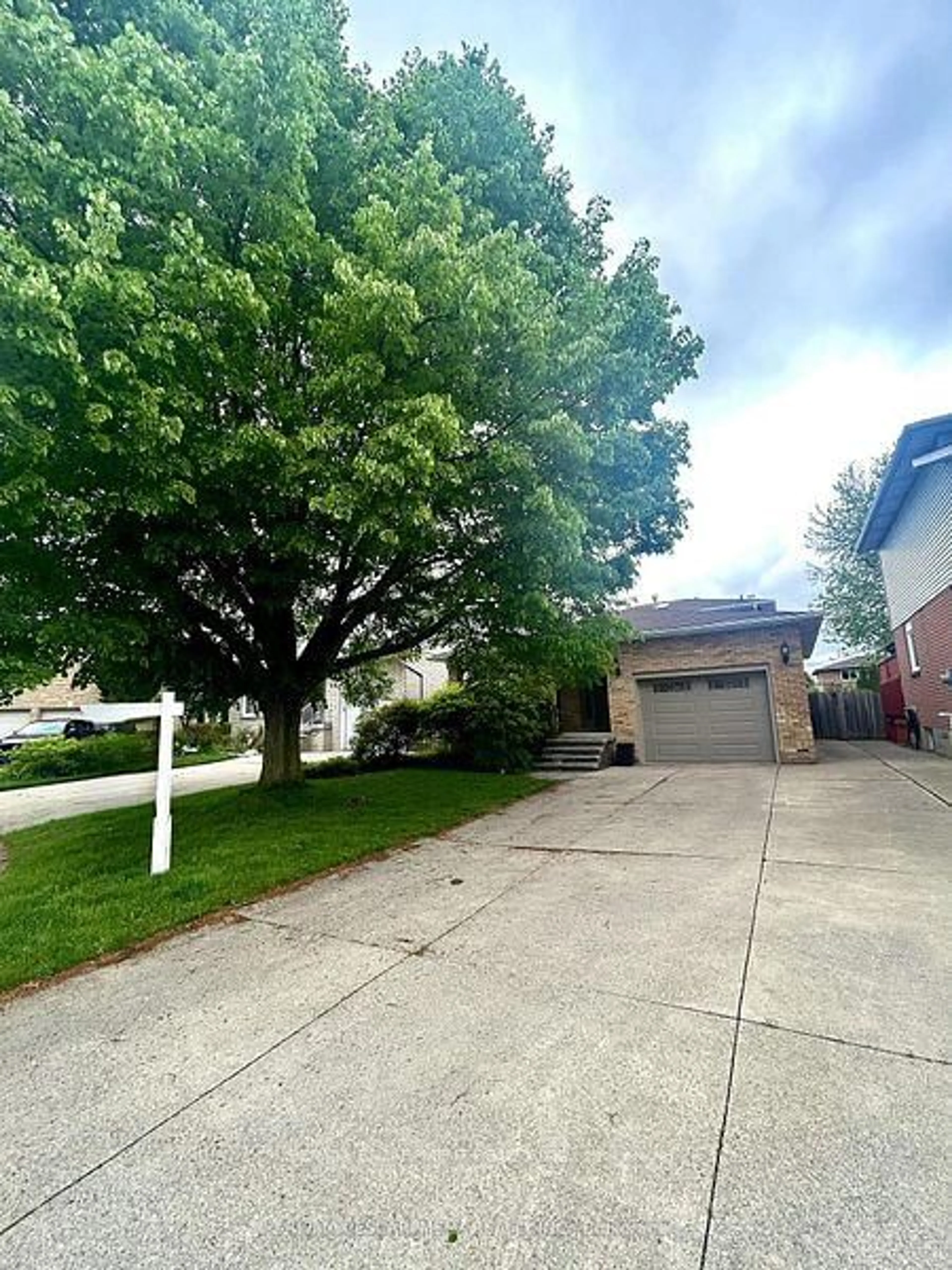 A pic from outside/outdoor area/front of a property/back of a property/a pic from drone, street for 14 Vista Crt, Hamilton Ontario L9B 1X2