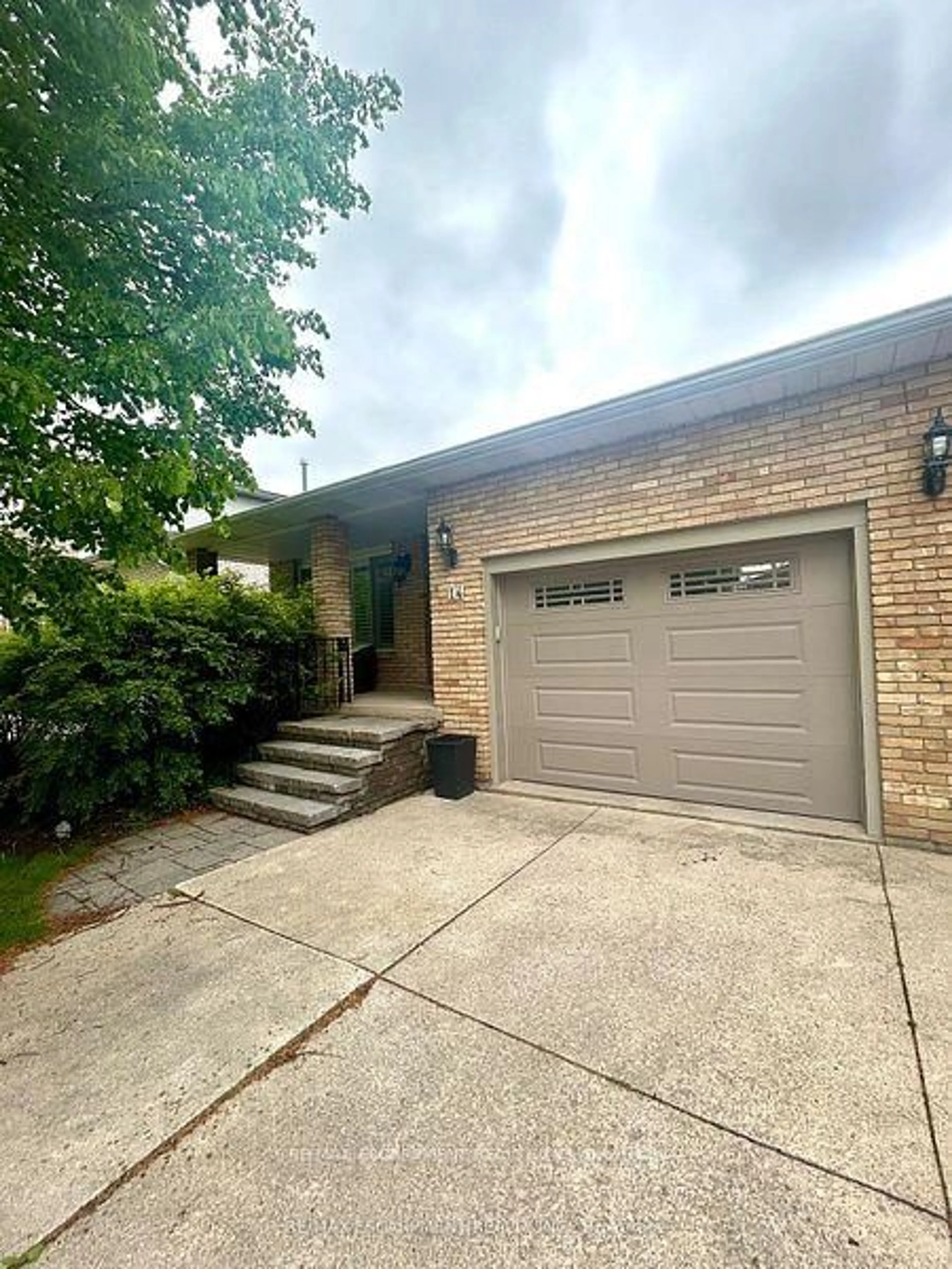 Unknown for 14 Vista Crt, Hamilton Ontario L9B 1X2