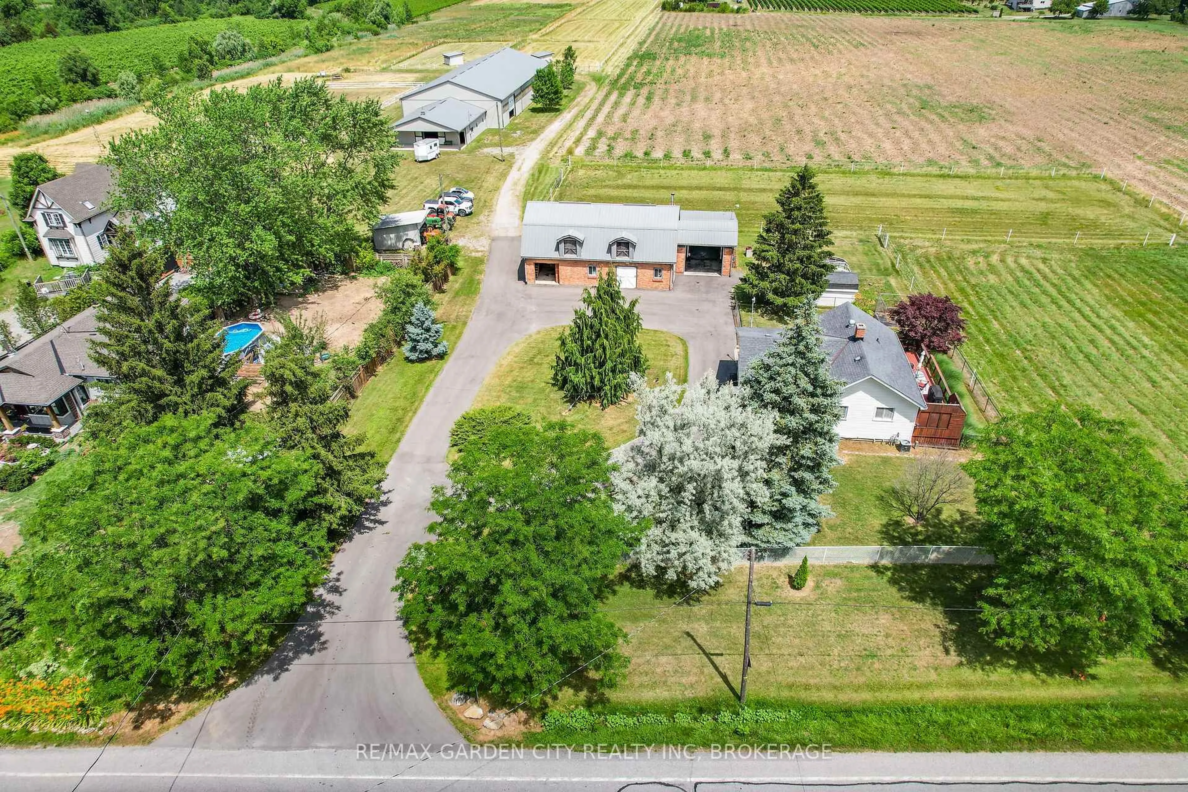 A pic from outside/outdoor area/front of a property/back of a property/a pic from drone, unknown for 1951 King St, Lincoln Ontario L2R 6P7