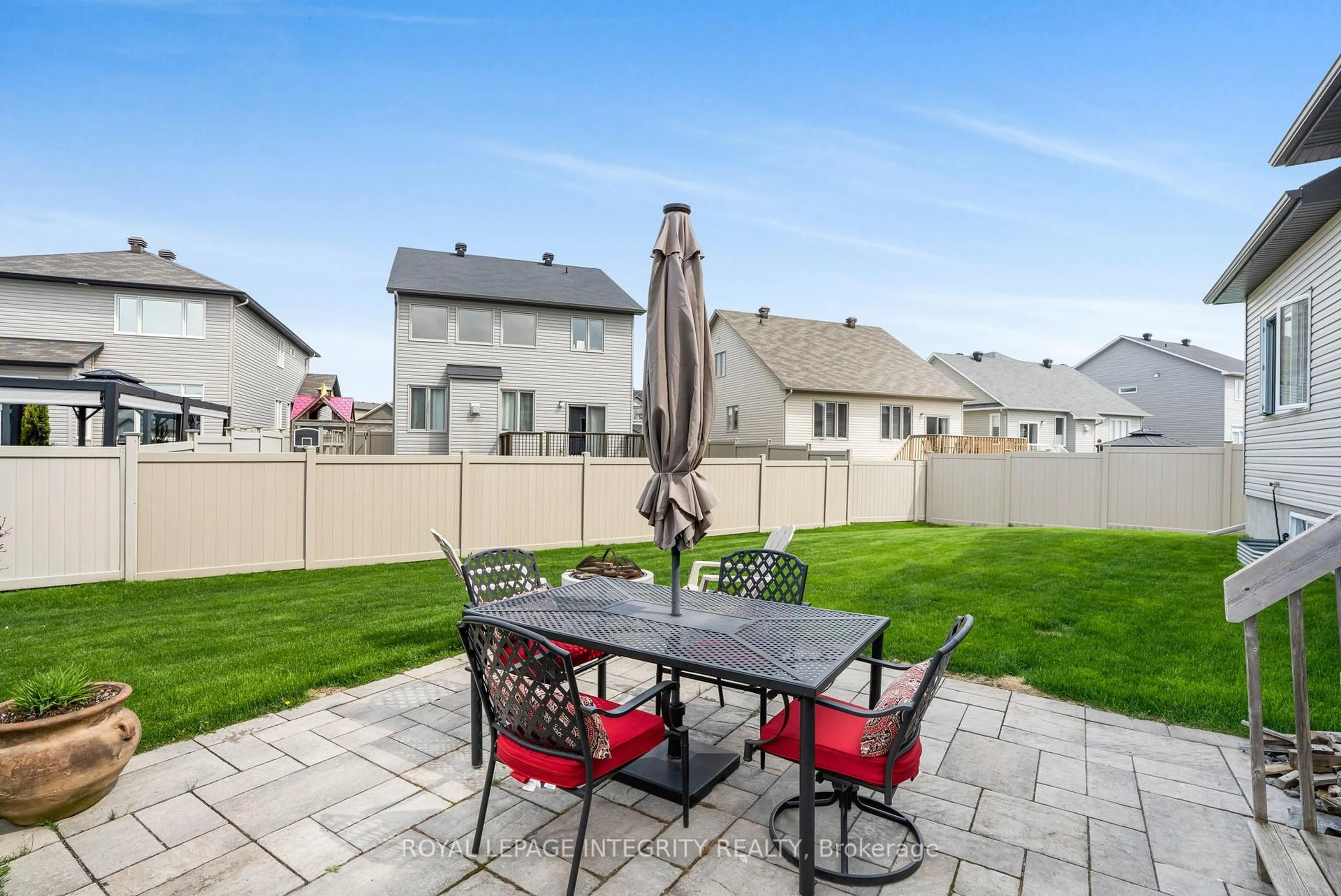 Patio, street for 42 Granite St, Clarence-Rockland Ontario K4K 0H8