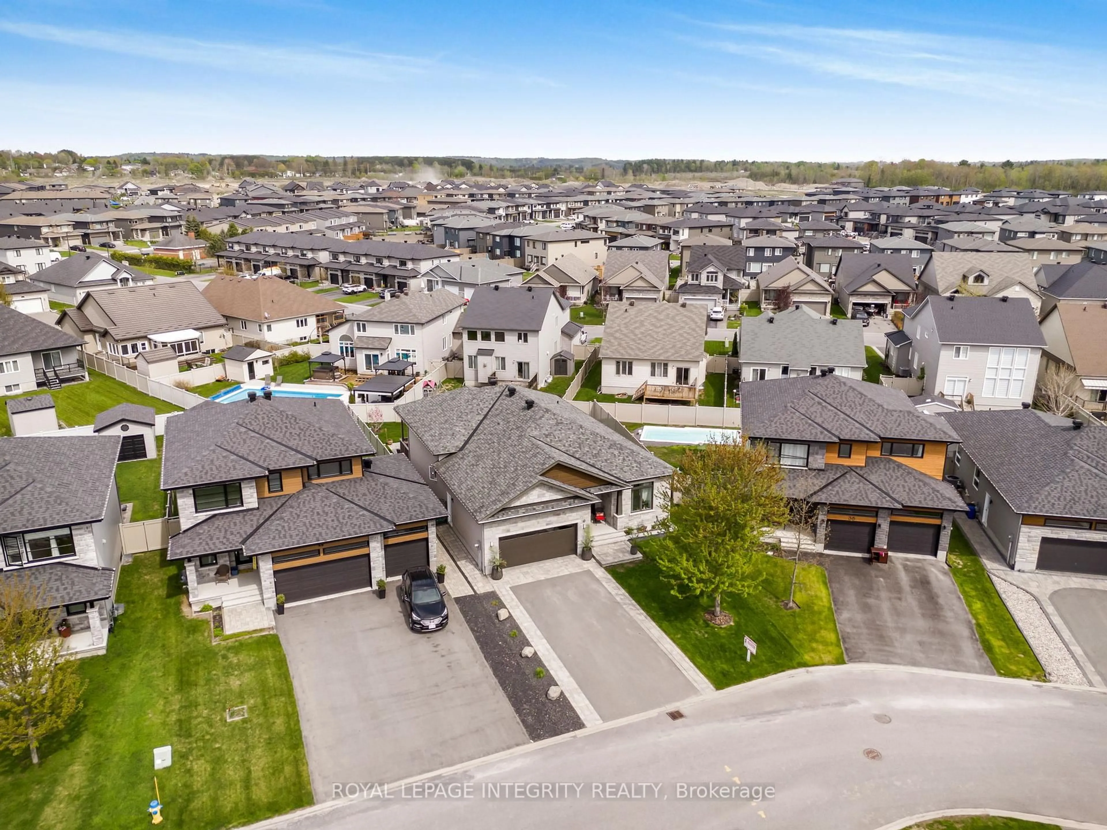 A pic from outside/outdoor area/front of a property/back of a property/a pic from drone, unknown for 42 Granite St, Clarence-Rockland Ontario K4K 0H8