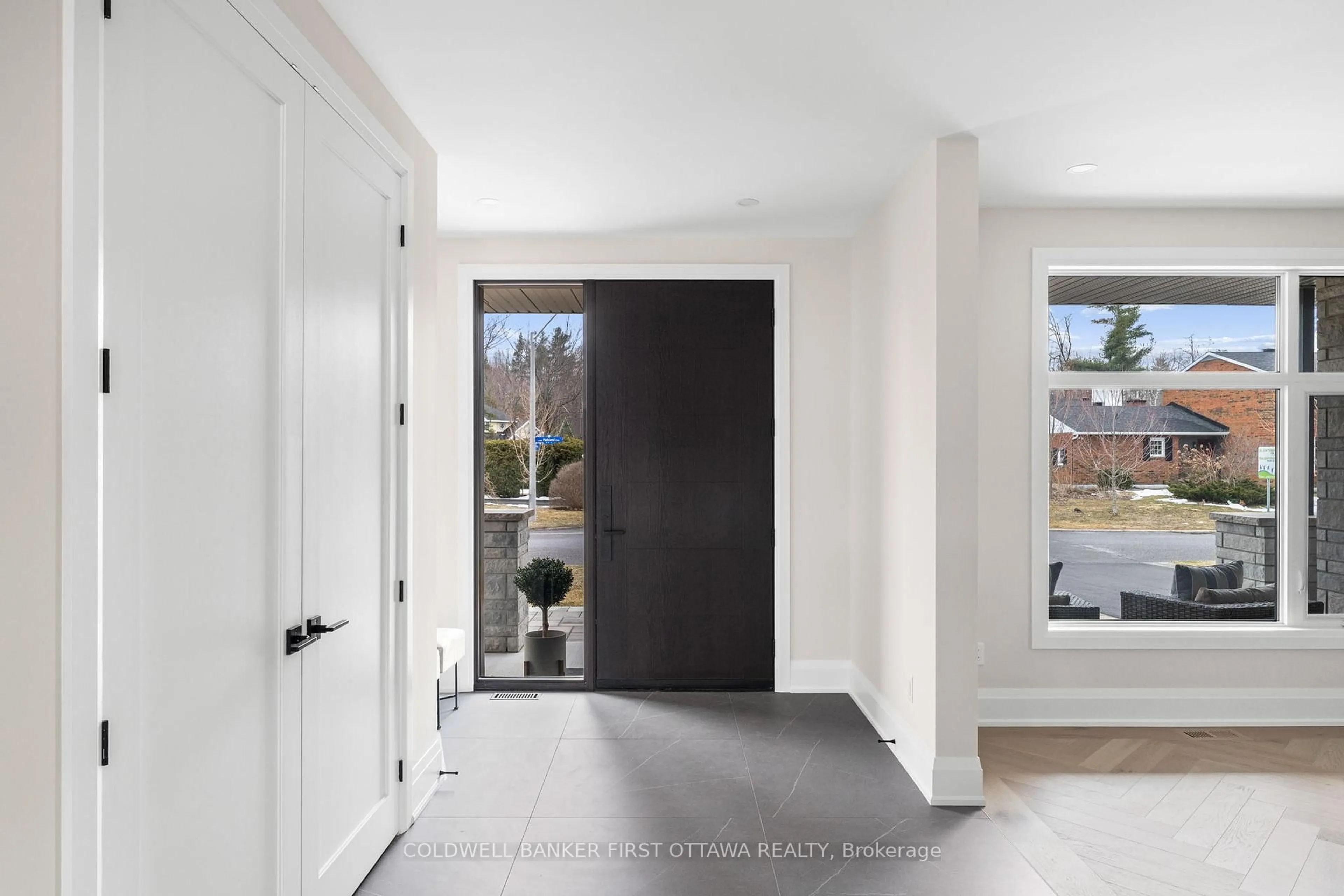 Indoor entryway for 42 Parkland Cres, Ottawa Ontario K2H 7W5