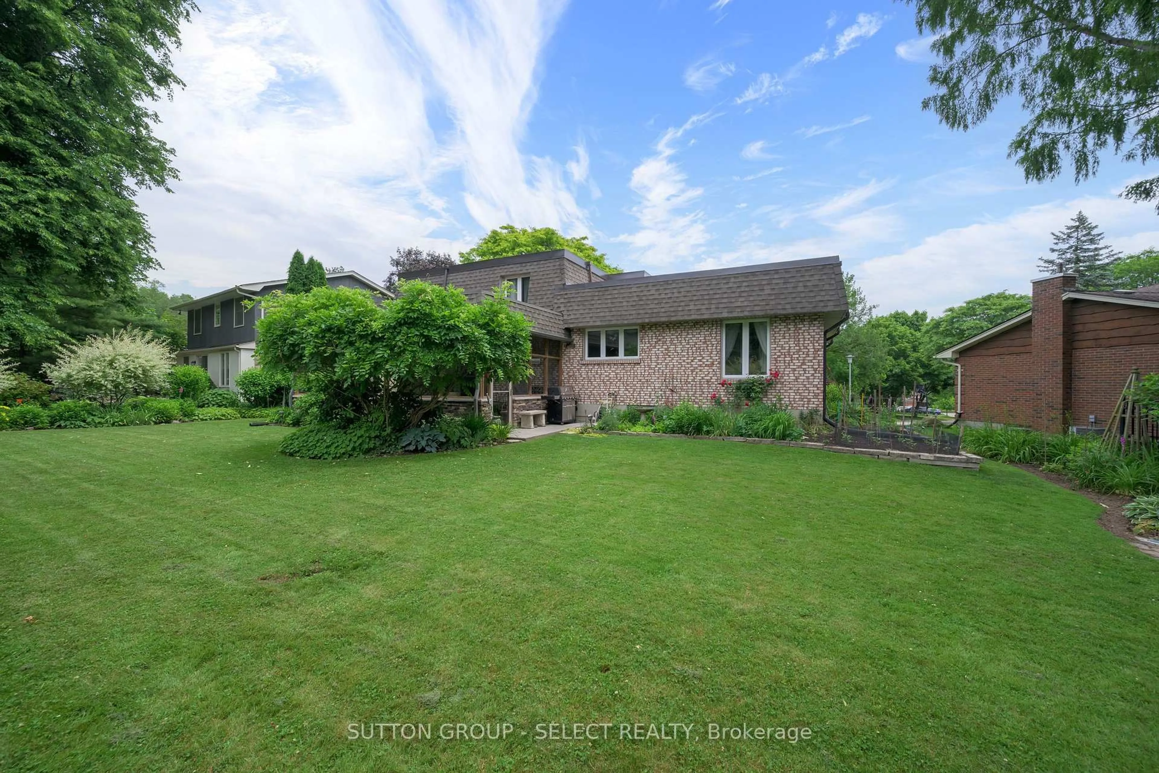 A pic from outside/outdoor area/front of a property/back of a property/a pic from drone, unknown for 46 Grand View Cres, London South Ontario N6K 2Y2