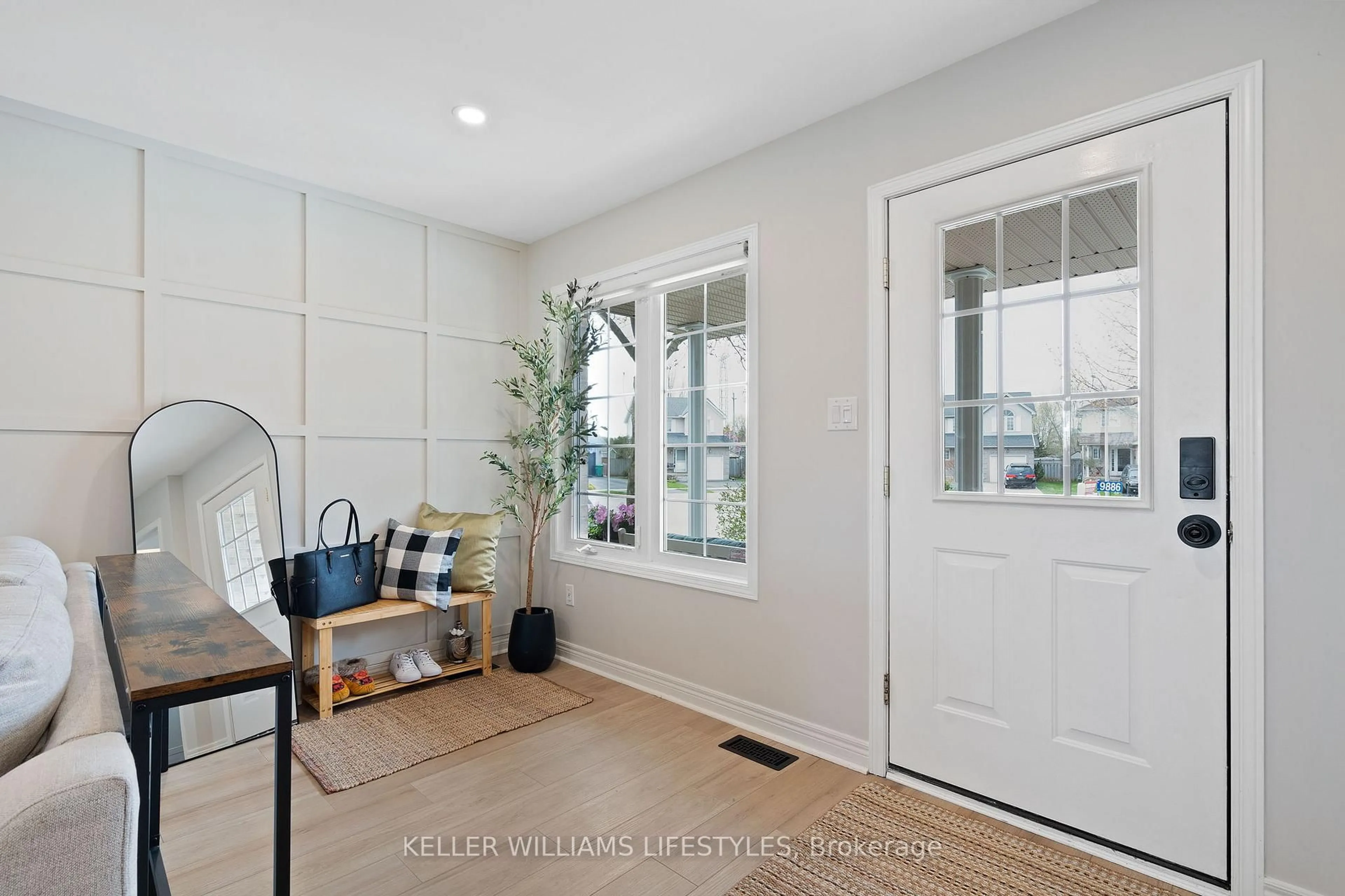 Indoor entryway for 9886 FLORENCE St, Southwold Ontario N5P 4L3