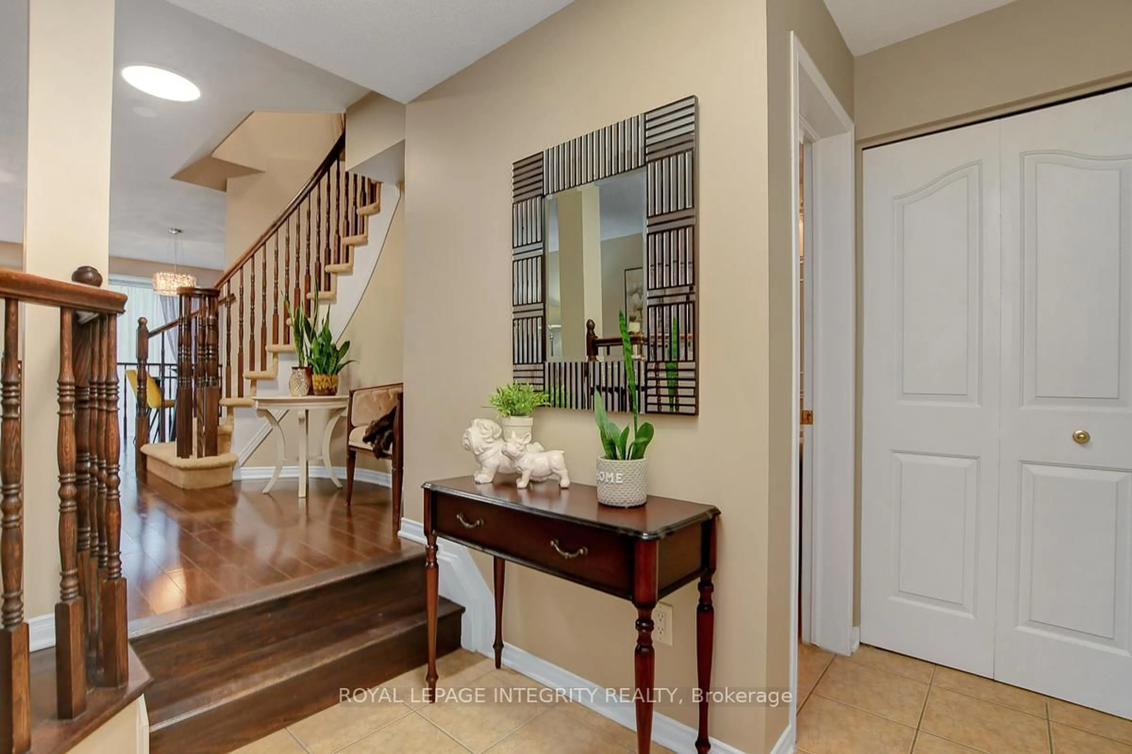Indoor entryway for 328 Applecross Cres, Ottawa Ontario K2K 0C4