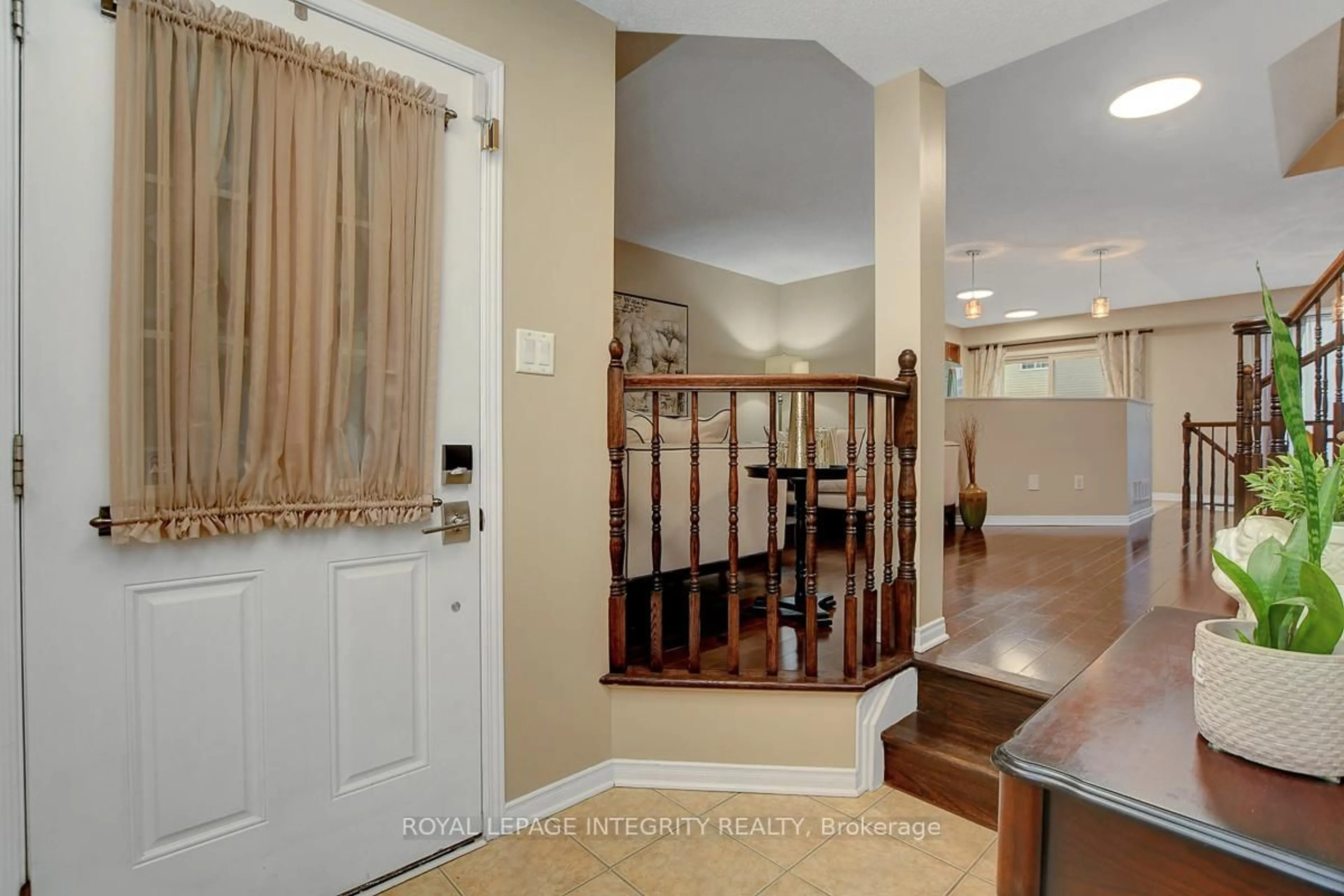 Indoor entryway for 328 Applecross Cres, Ottawa Ontario K2K 0C4