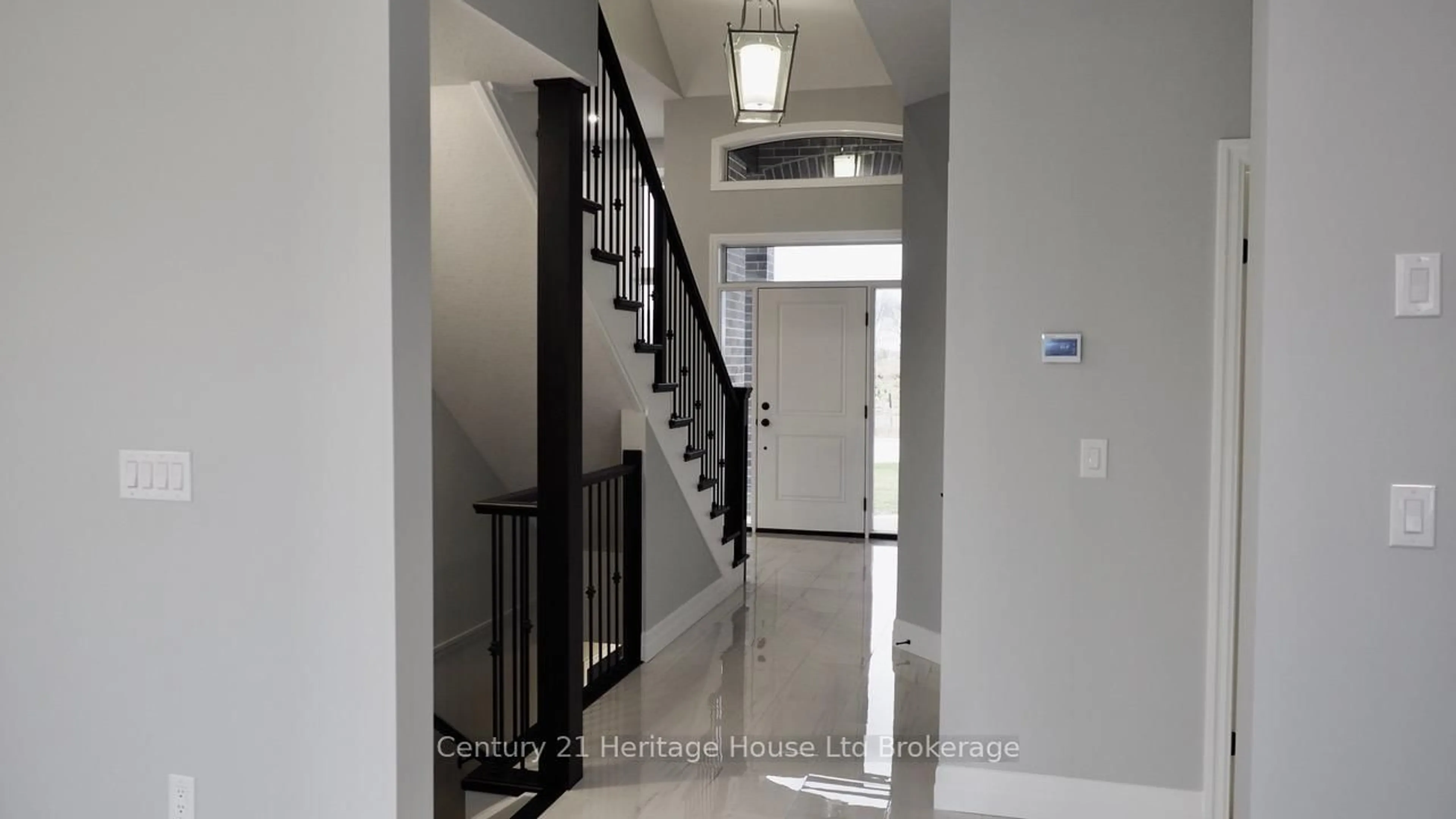 Indoor foyer for 12 SYCAMORE Dr, Tillsonburg Ontario N4G 5S3