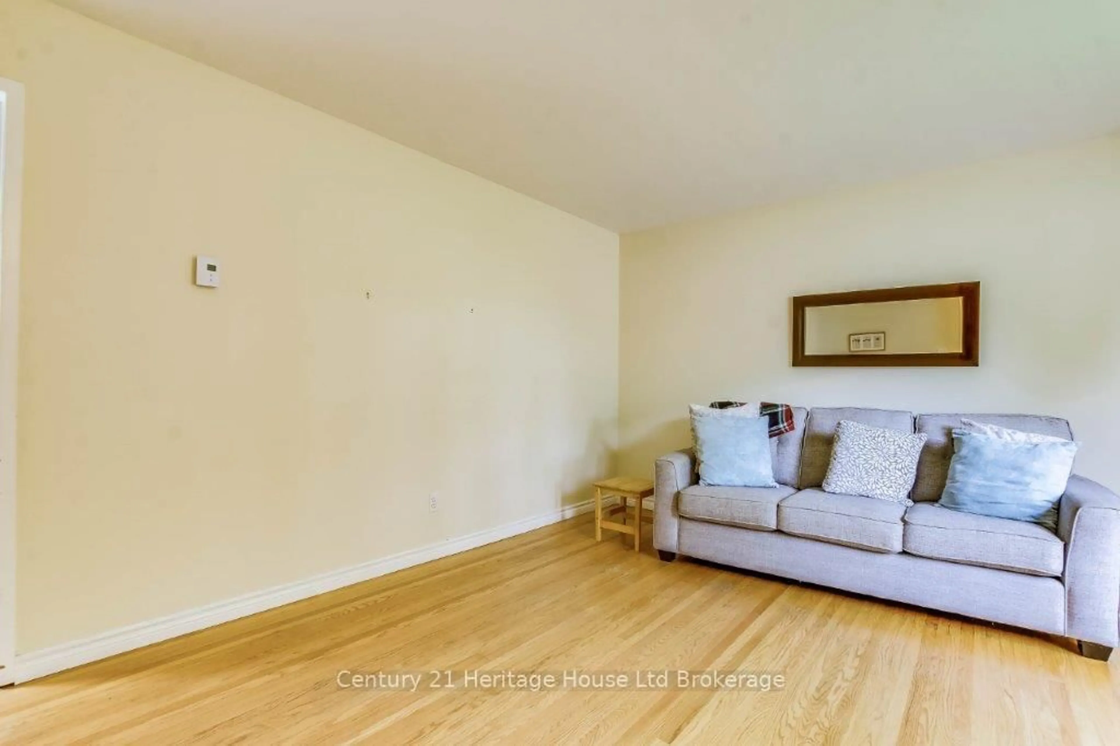 Living room with furniture, wood/laminate floor for 65 Kintail Cres, London South Ontario N6E 1J4