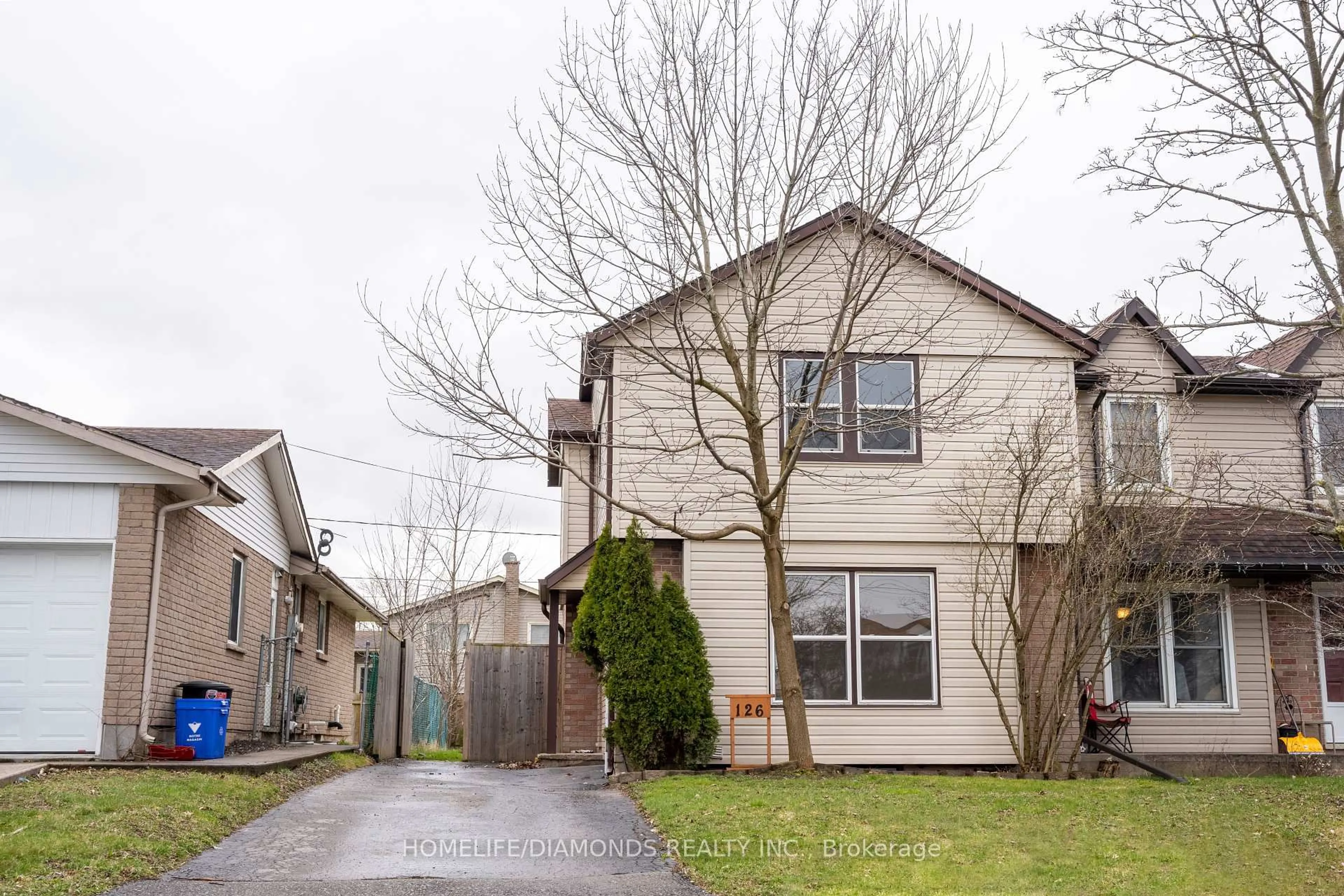 A pic from outside/outdoor area/front of a property/back of a property/a pic from drone, street for 126 Northgate Dr, Welland Ontario L3C 5Y5