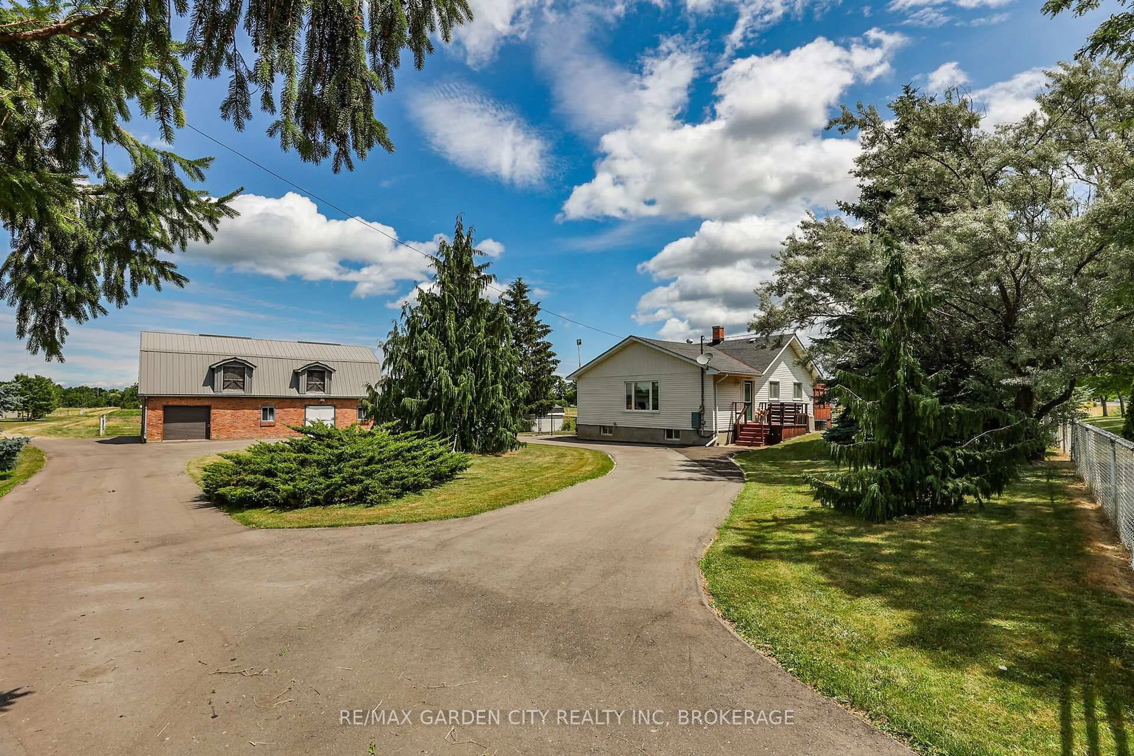 A pic from outside/outdoor area/front of a property/back of a property/a pic from drone, unknown for 1951 King St, Lincoln Ontario L2R 6P7