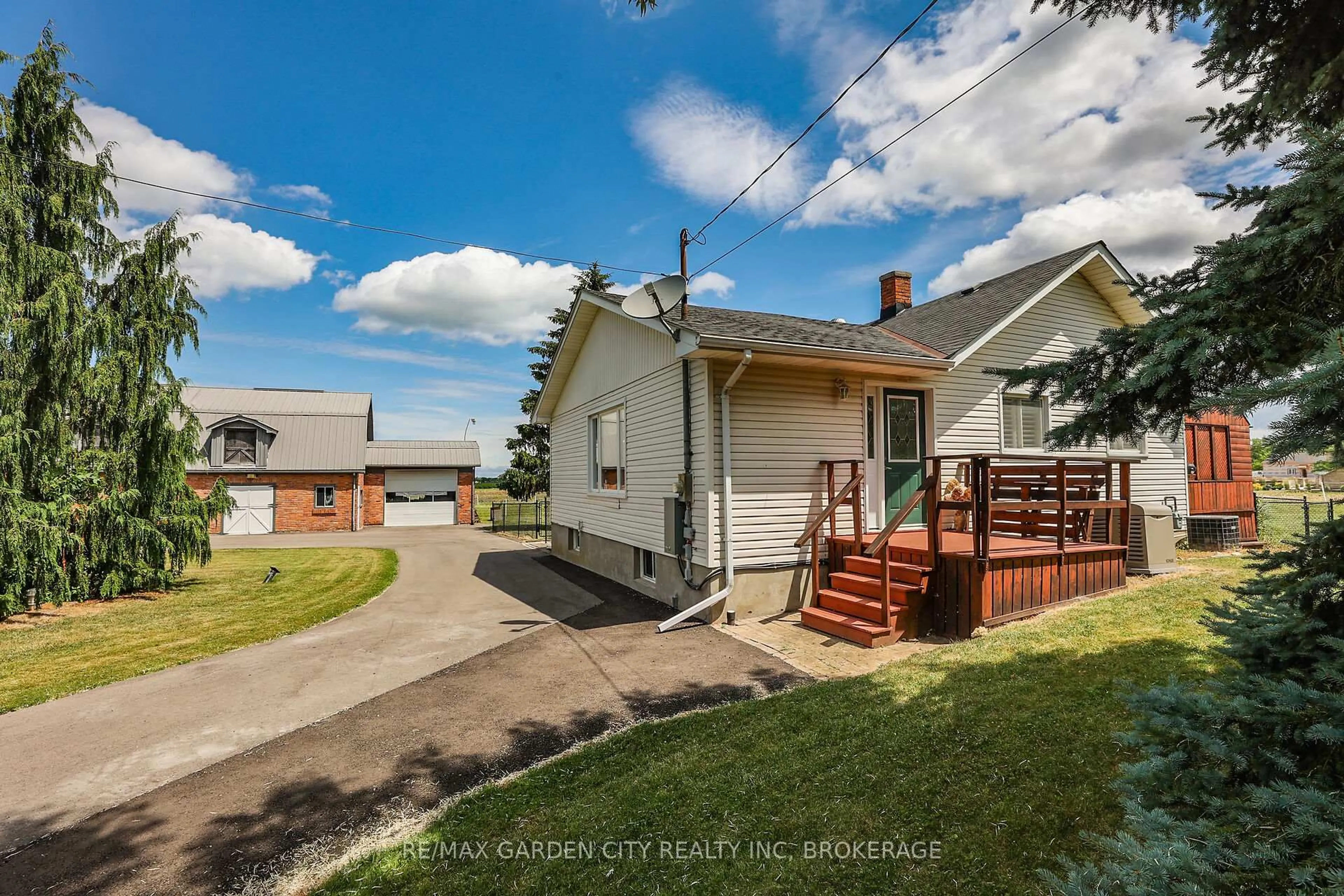 A pic from outside/outdoor area/front of a property/back of a property/a pic from drone, street for 1951 King St, Lincoln Ontario L2R 6P7