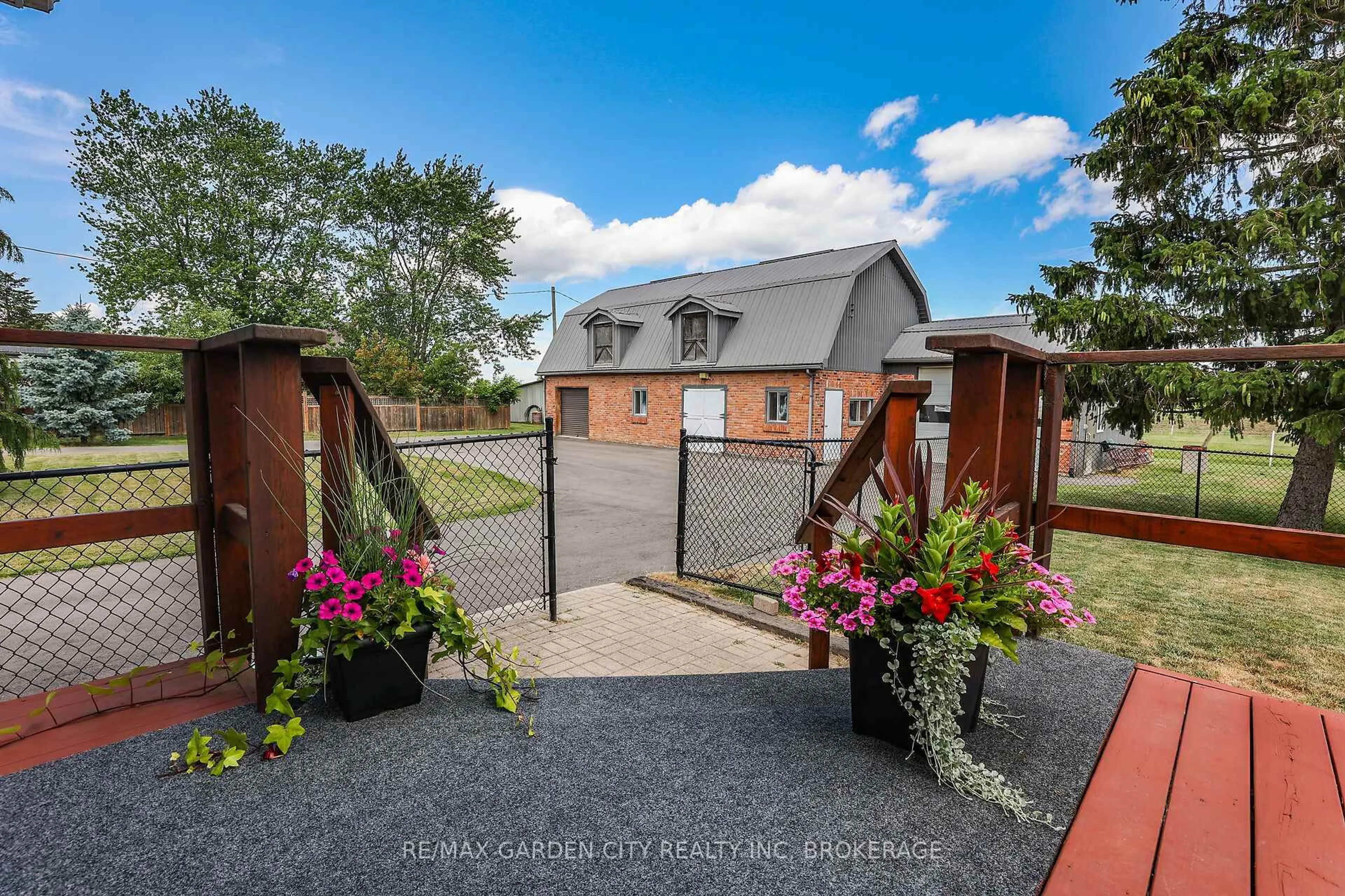 A pic from outside/outdoor area/front of a property/back of a property/a pic from drone, street for 1951 King St, Lincoln Ontario L2R 6P7