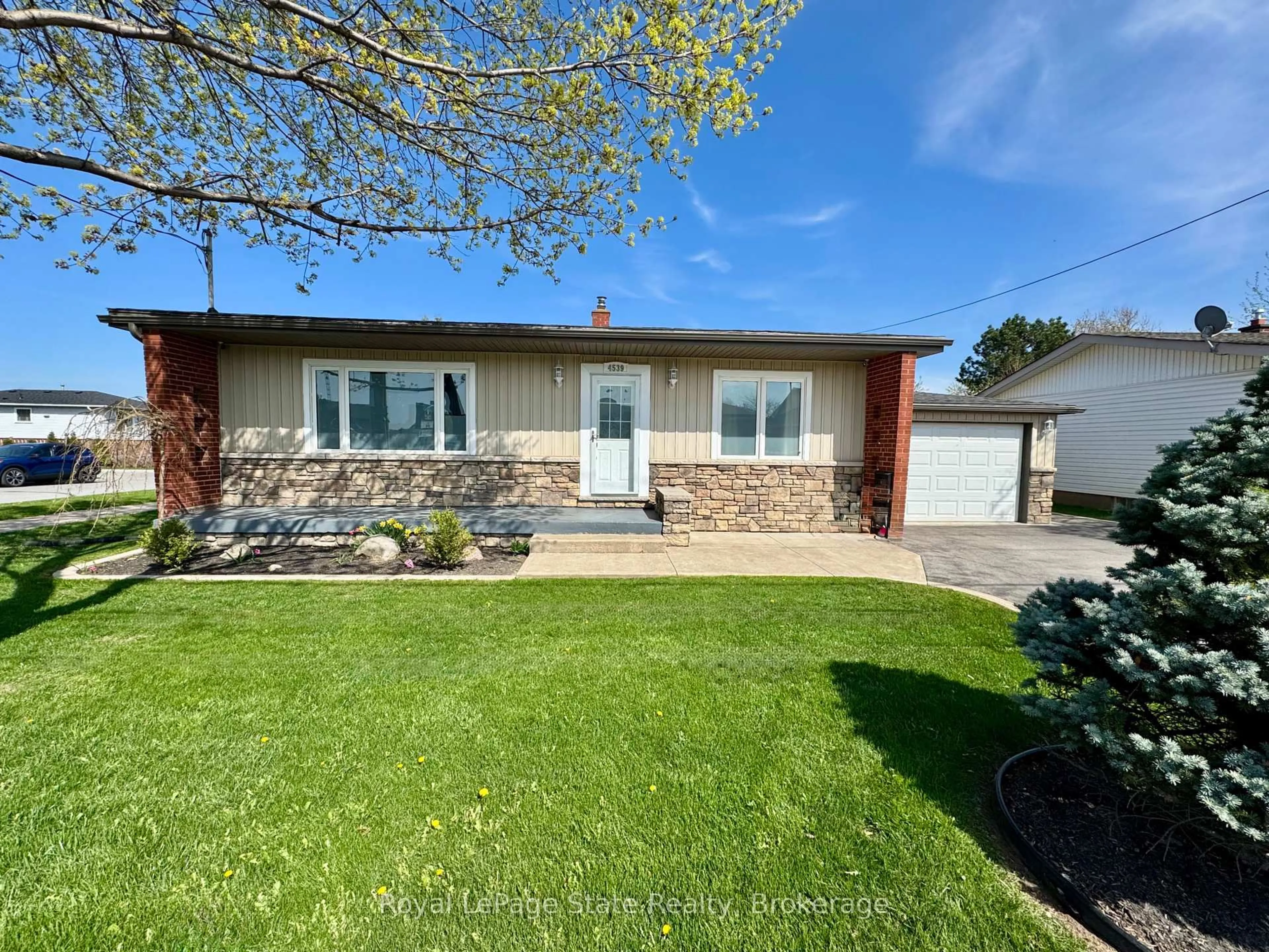 Home with vinyl exterior material, street for 4539 Ontario St, Lincoln Ontario L0R 1B5