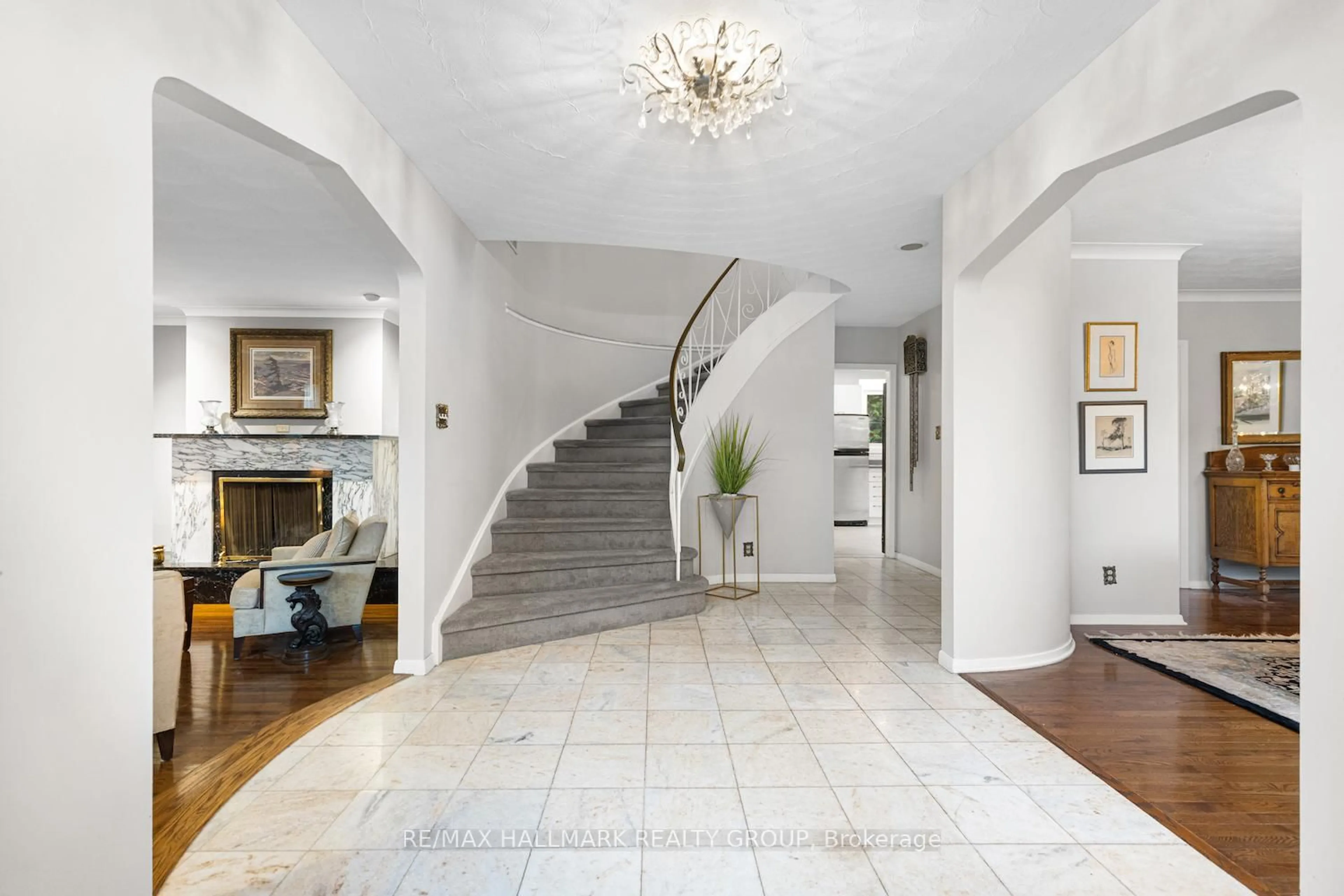 Indoor foyer for 2435 Georgina Dr, Ottawa Ontario K2B 7N1