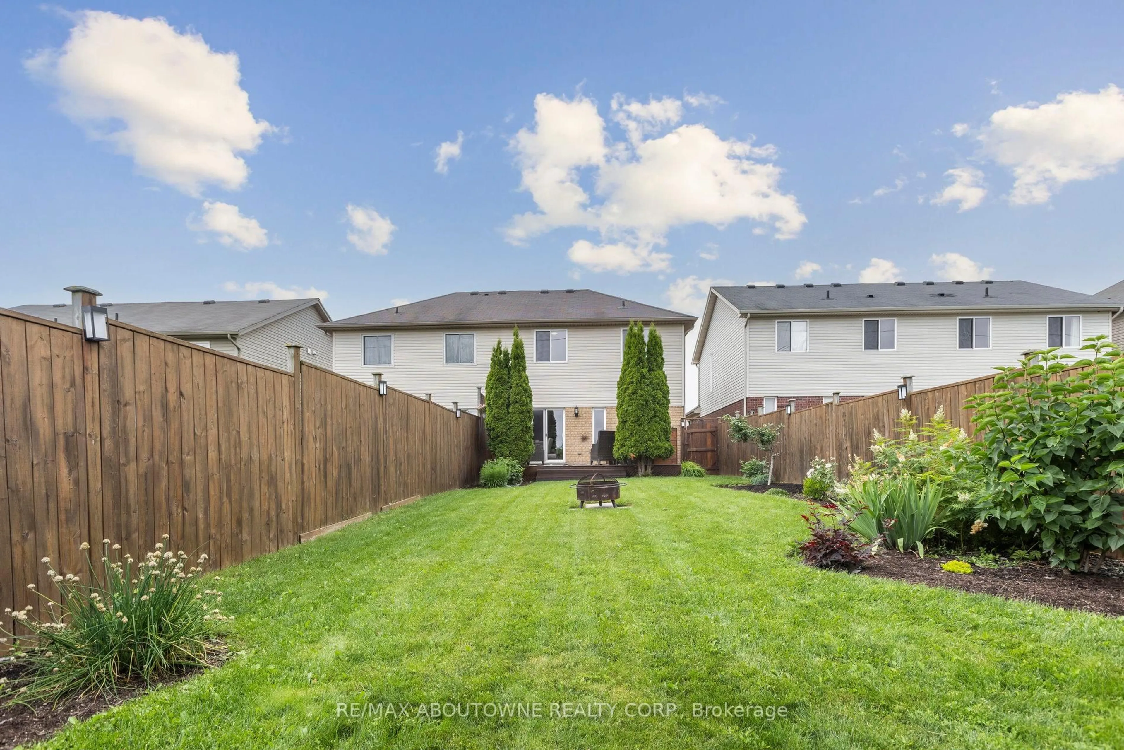 A pic from outside/outdoor area/front of a property/back of a property/a pic from drone, street for 46 Gravel Ridge Tr, Kitchener Ontario N2E 0B8