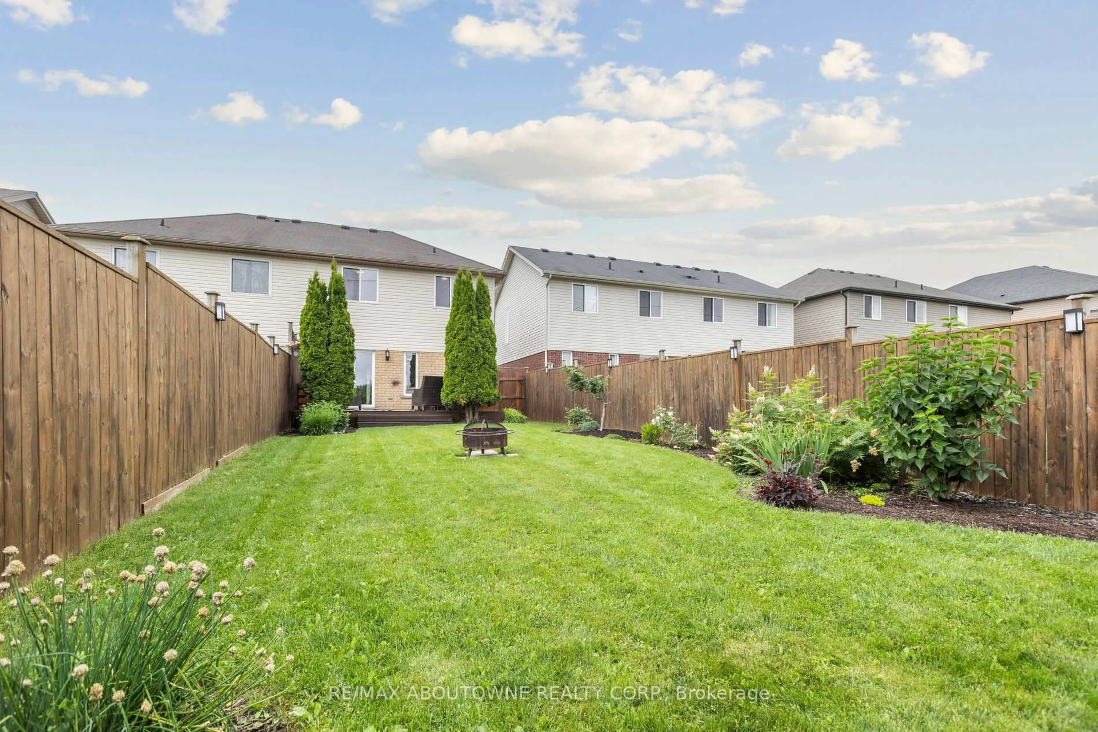 Patio, street for 46 Gravel Ridge Tr, Kitchener Ontario N2E 0B8