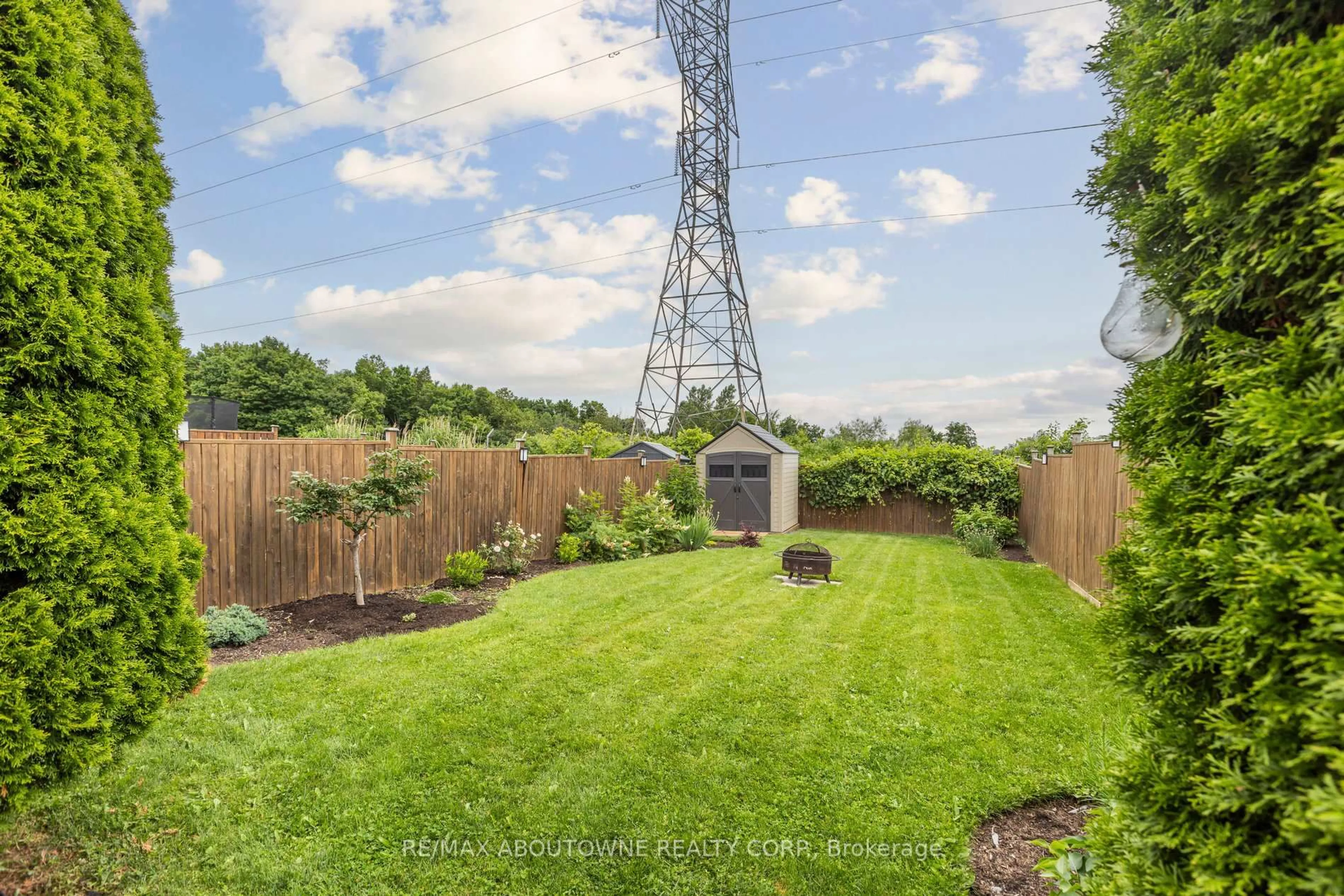 A pic from outside/outdoor area/front of a property/back of a property/a pic from drone, unknown for 46 Gravel Ridge Tr, Kitchener Ontario N2E 0B8
