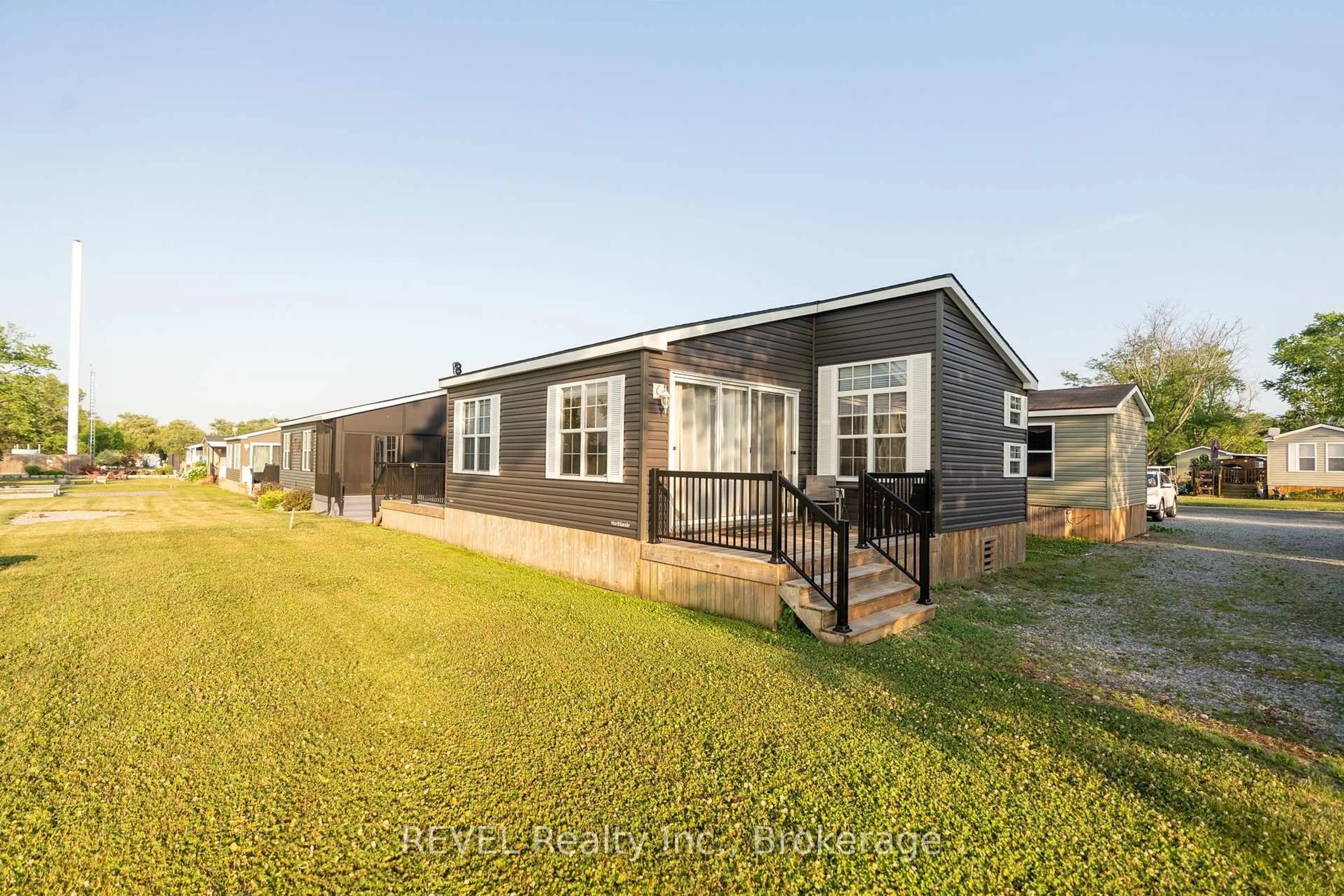 A pic from outside/outdoor area/front of a property/back of a property/a pic from drone, unknown for 1501 Line 8 Rd #538, Niagara-on-the-Lake Ontario L0S 1J0