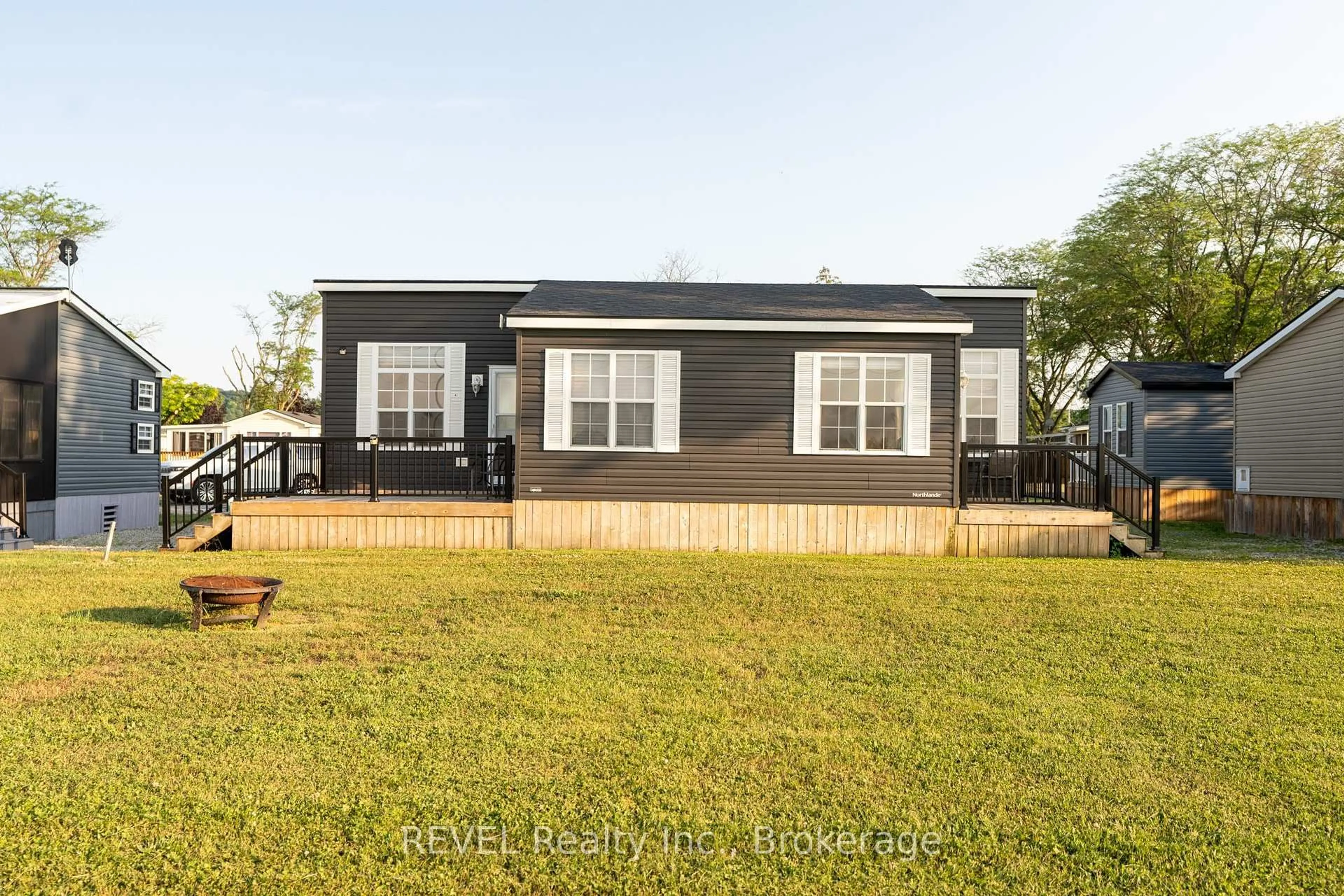A pic from outside/outdoor area/front of a property/back of a property/a pic from drone, unknown for 1501 Line 8 Rd #538, Niagara-on-the-Lake Ontario L0S 1J0
