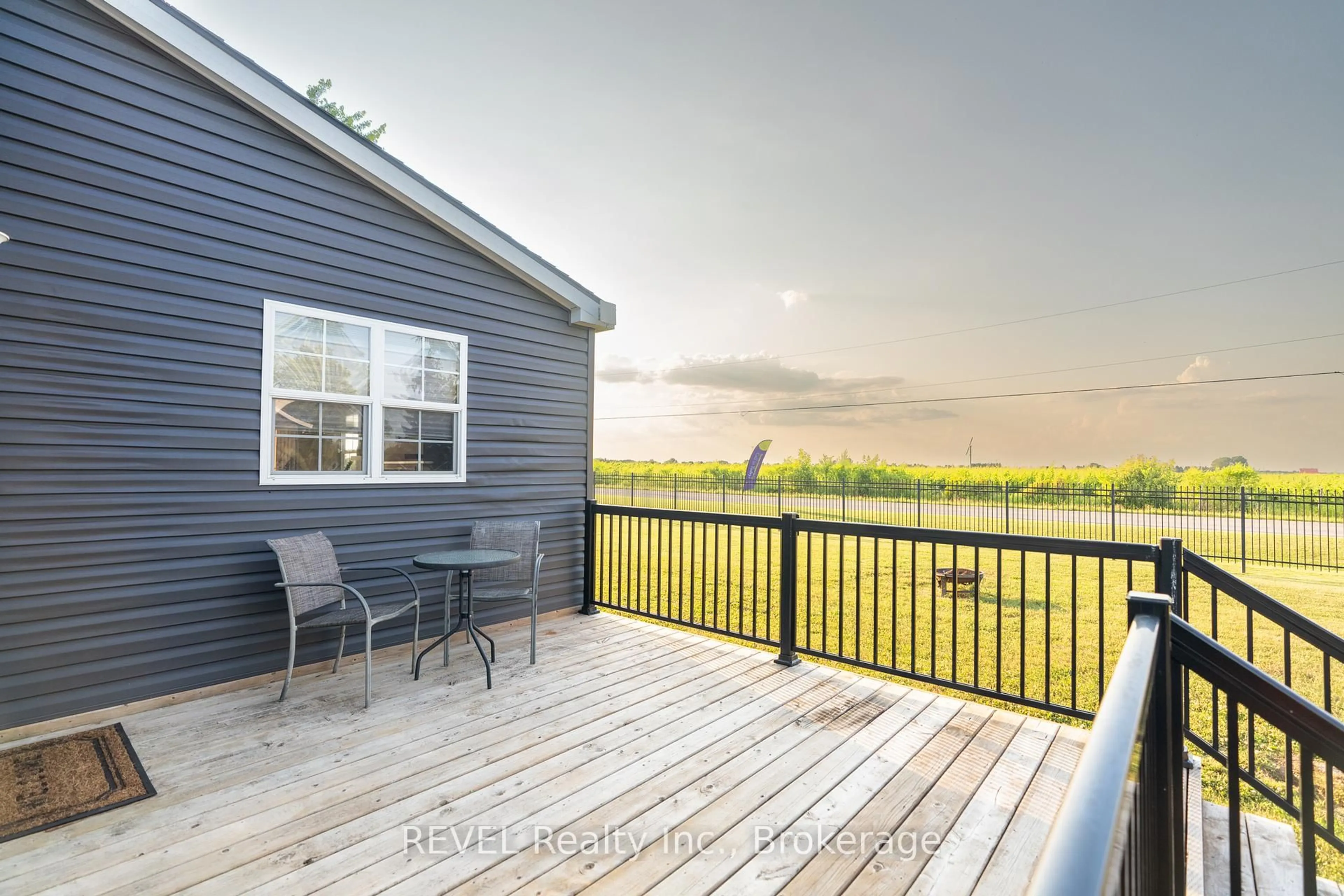 Home with vinyl exterior material, water/lake/river/ocean view for 1501 Line 8 Rd #538, Niagara-on-the-Lake Ontario L0S 1J0