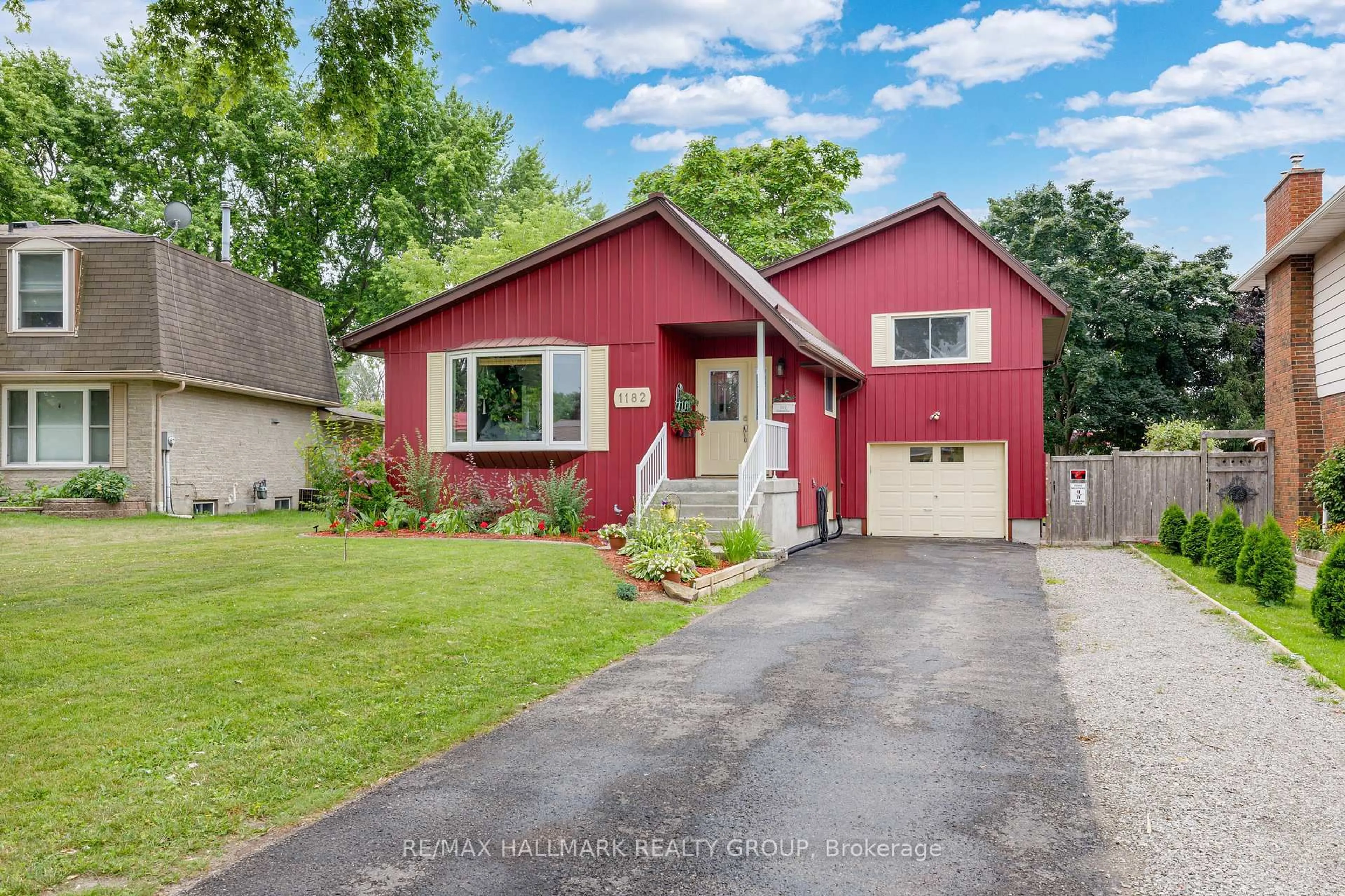 Home with vinyl exterior material, street for 1182 Queensland Pl, Brockville Ontario K6V 6A7