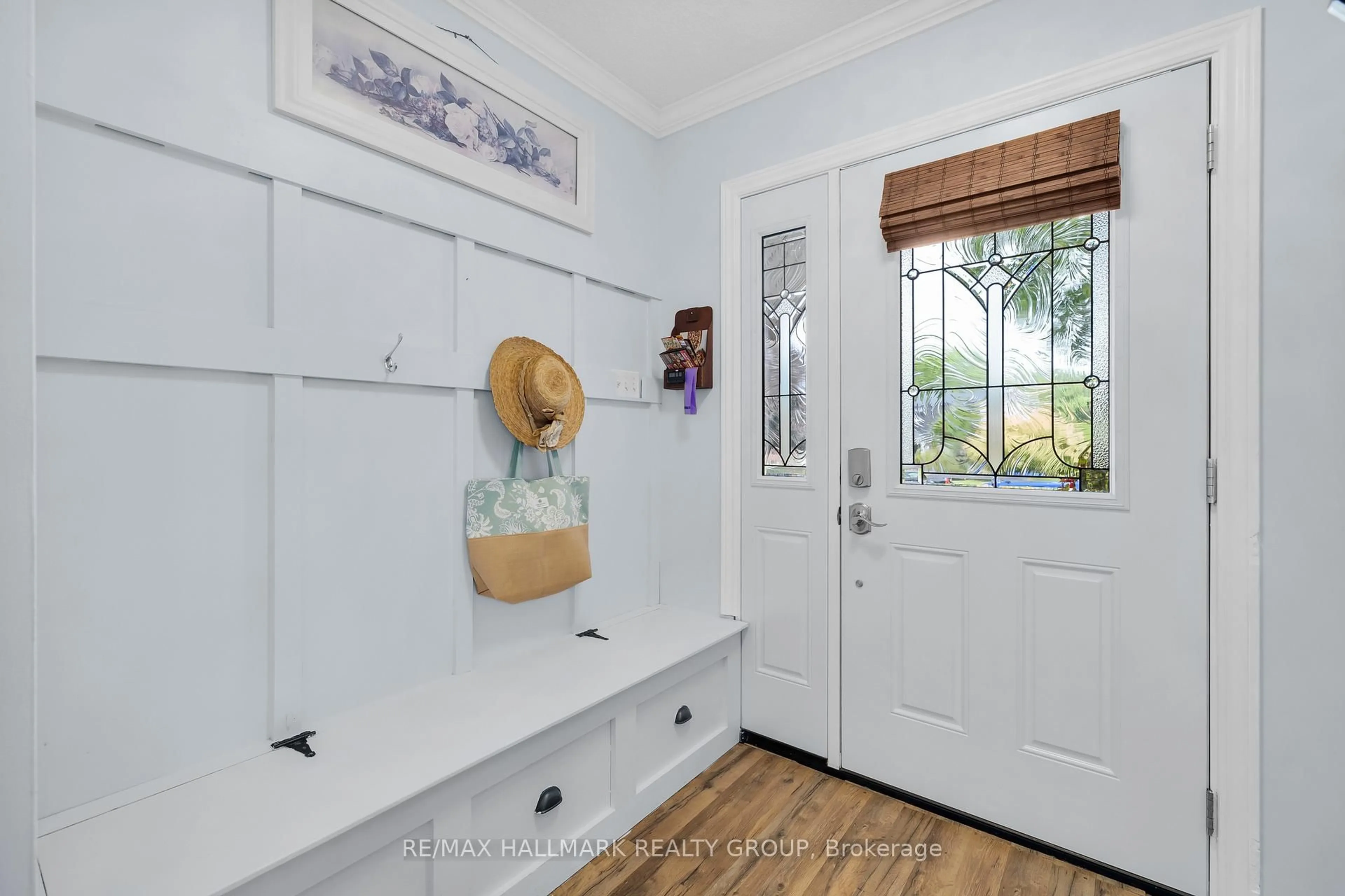 Indoor entryway for 1182 Queensland Pl, Brockville Ontario K6V 6A7