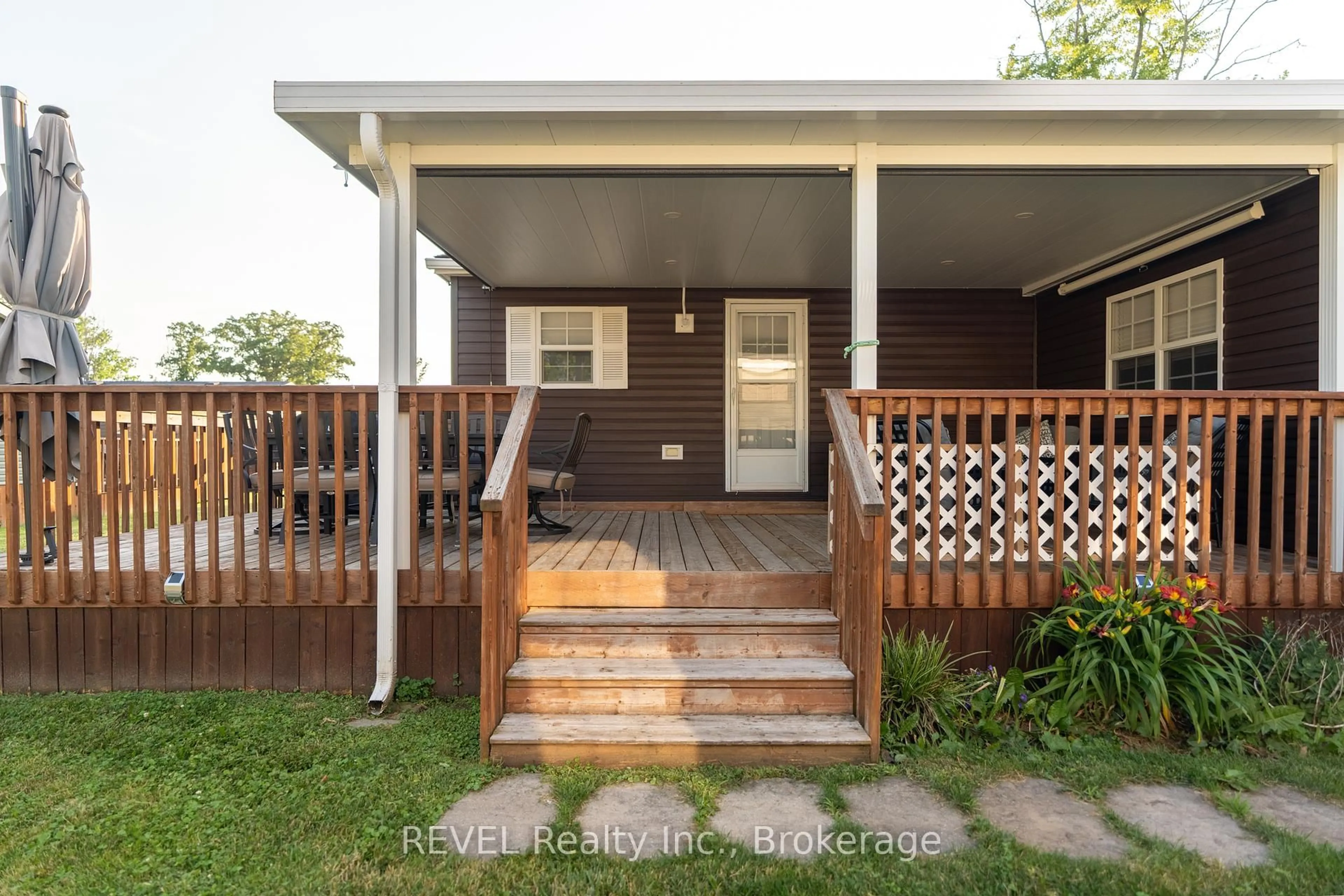 Patio, street for 1501 Line 8 Rd #345, Niagara-on-the-Lake Ontario L0S 1J0