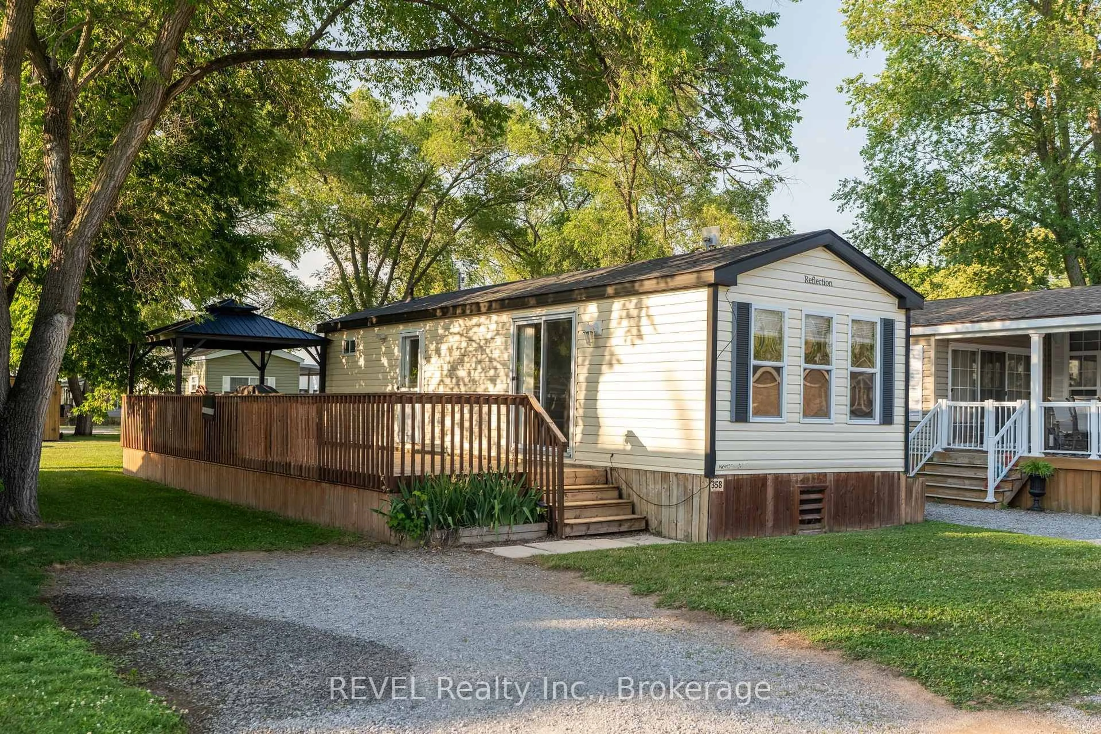 Home with vinyl exterior material, street for 1501 Line 8 Rd #358, Niagara-on-the-Lake Ontario L0S 1J0