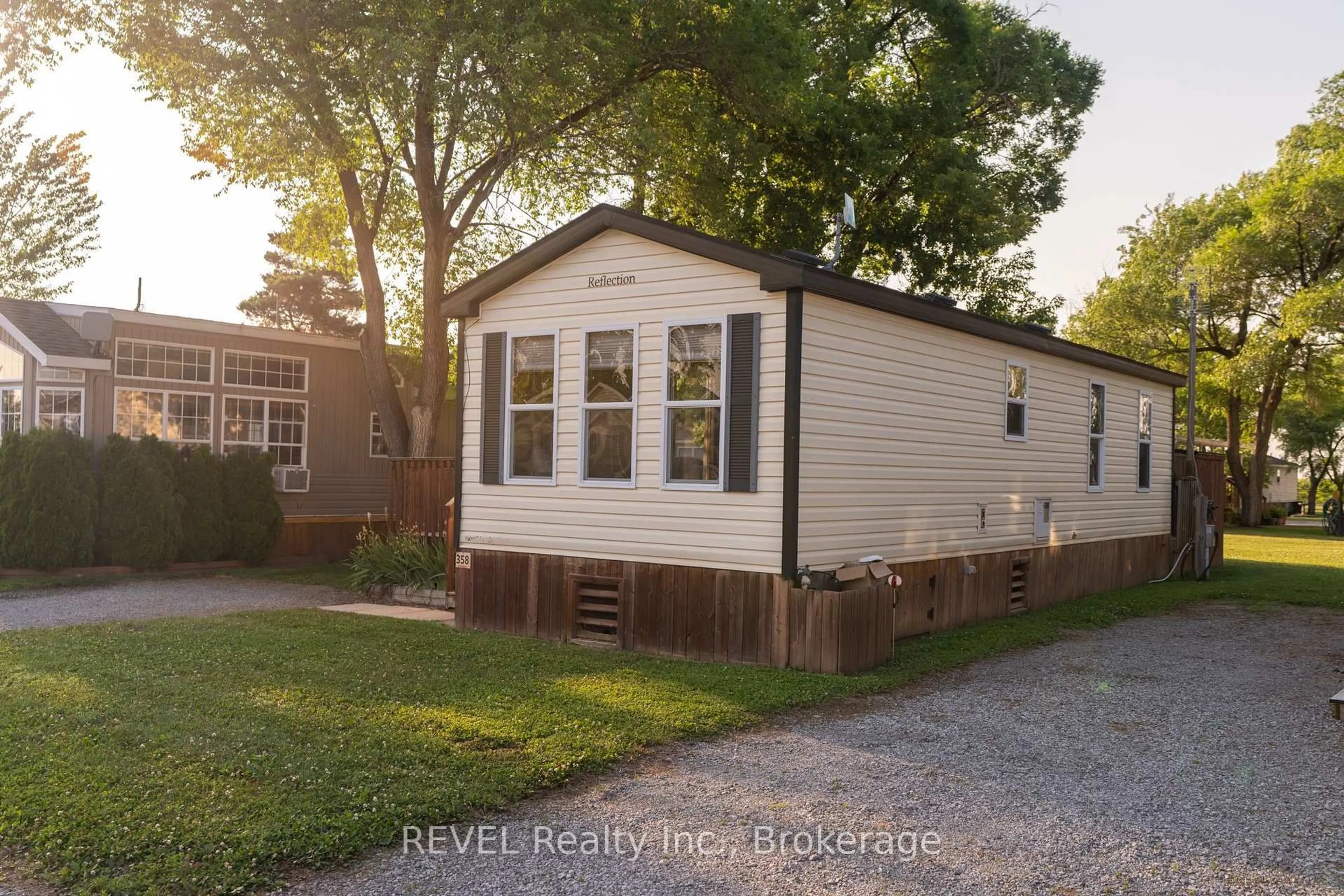 Home with vinyl exterior material, street for 1501 Line 8 Rd #358, Niagara-on-the-Lake Ontario L0S 1J0