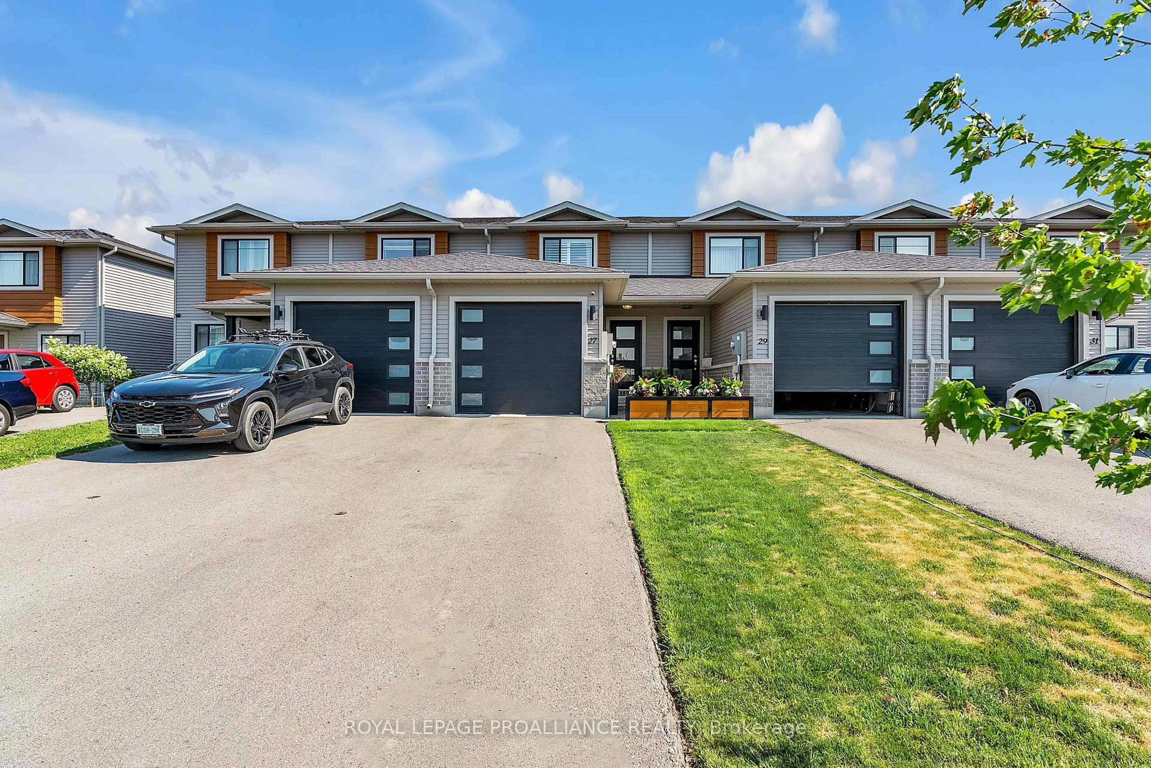 A pic from outside/outdoor area/front of a property/back of a property/a pic from drone, street for 27 Ridgeway Pl, Belleville Ontario K8P 5G3
