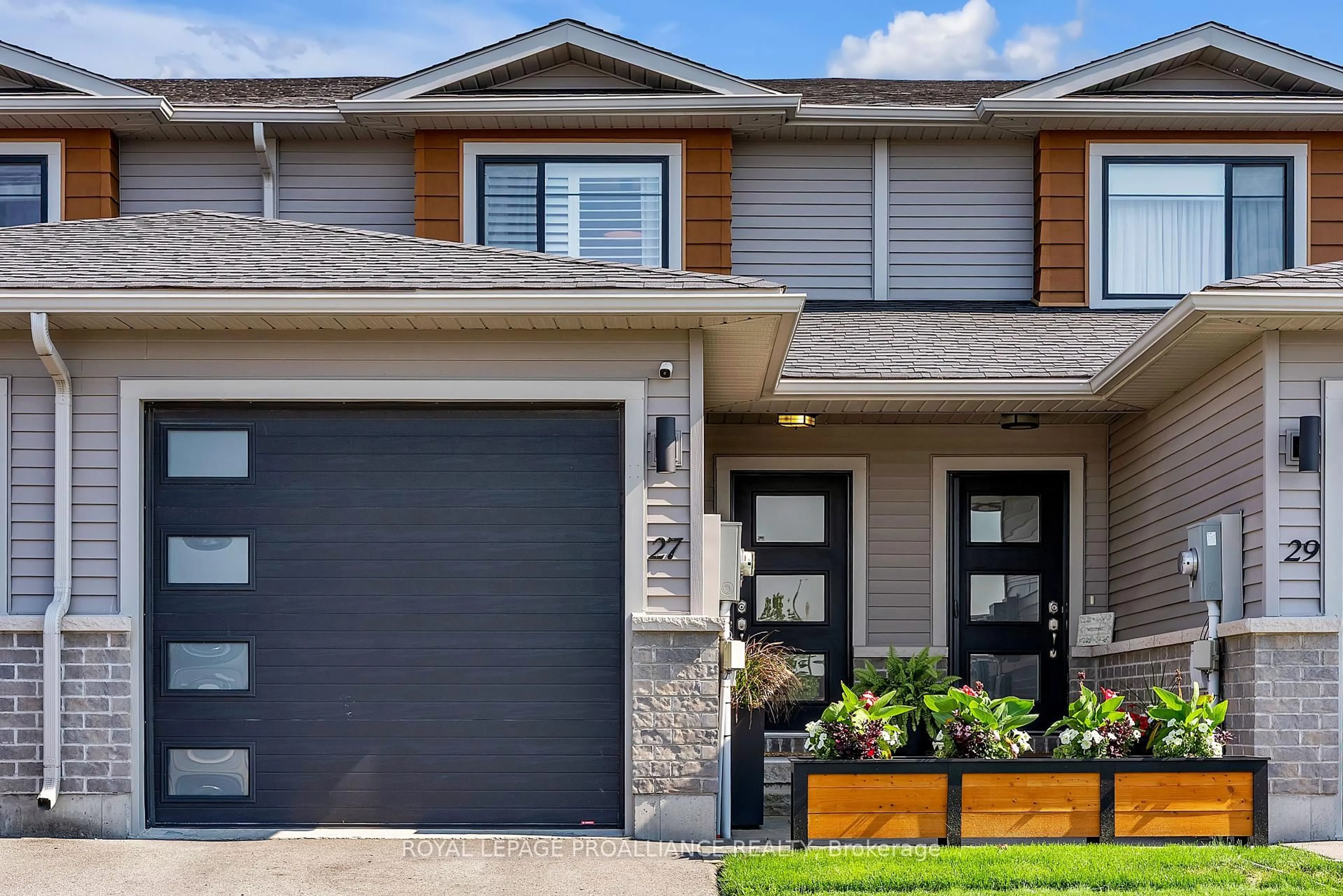 Home with vinyl exterior material, street for 27 Ridgeway Pl, Belleville Ontario K8P 5G3