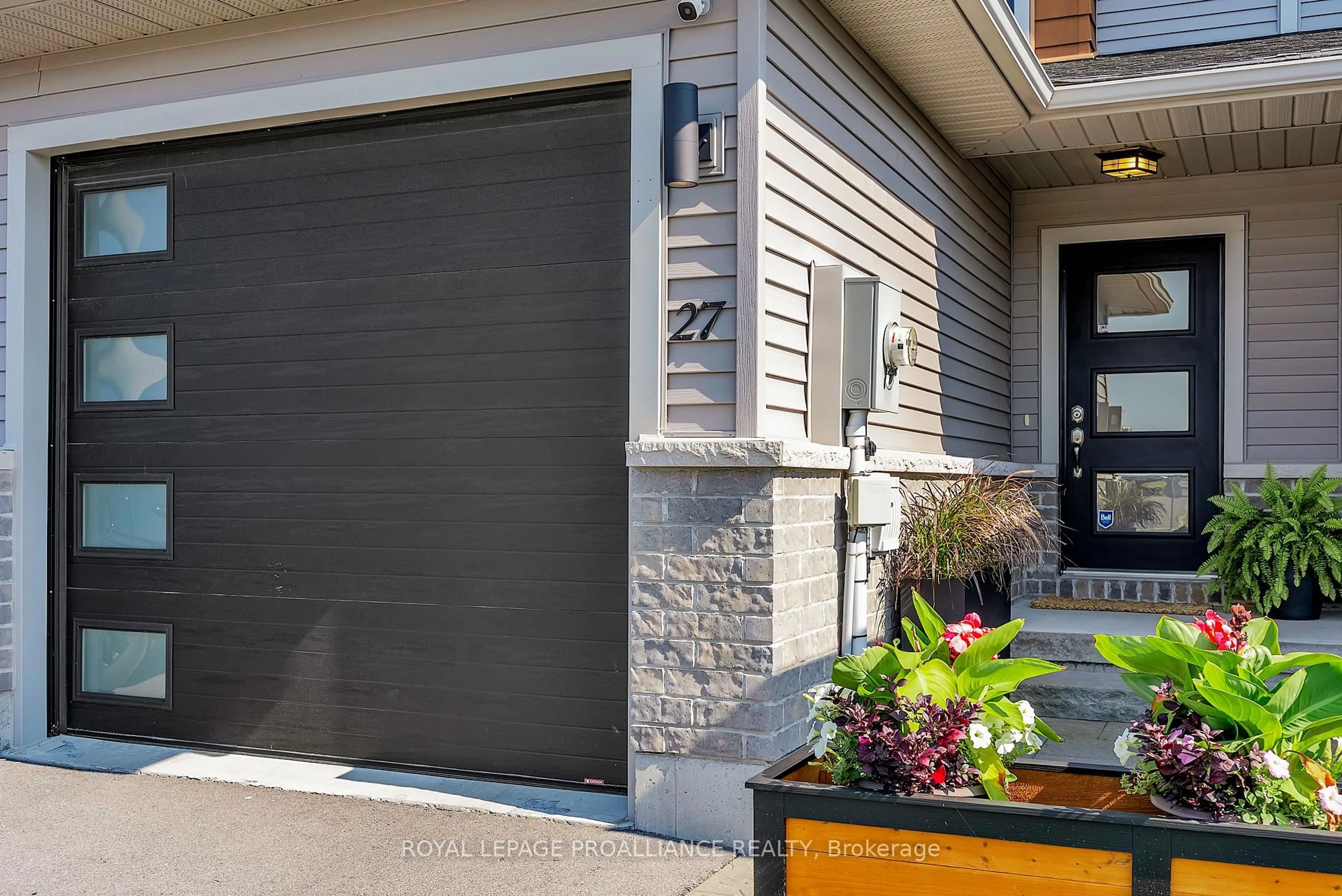 Indoor entryway for 27 Ridgeway Pl, Belleville Ontario K8P 5G3