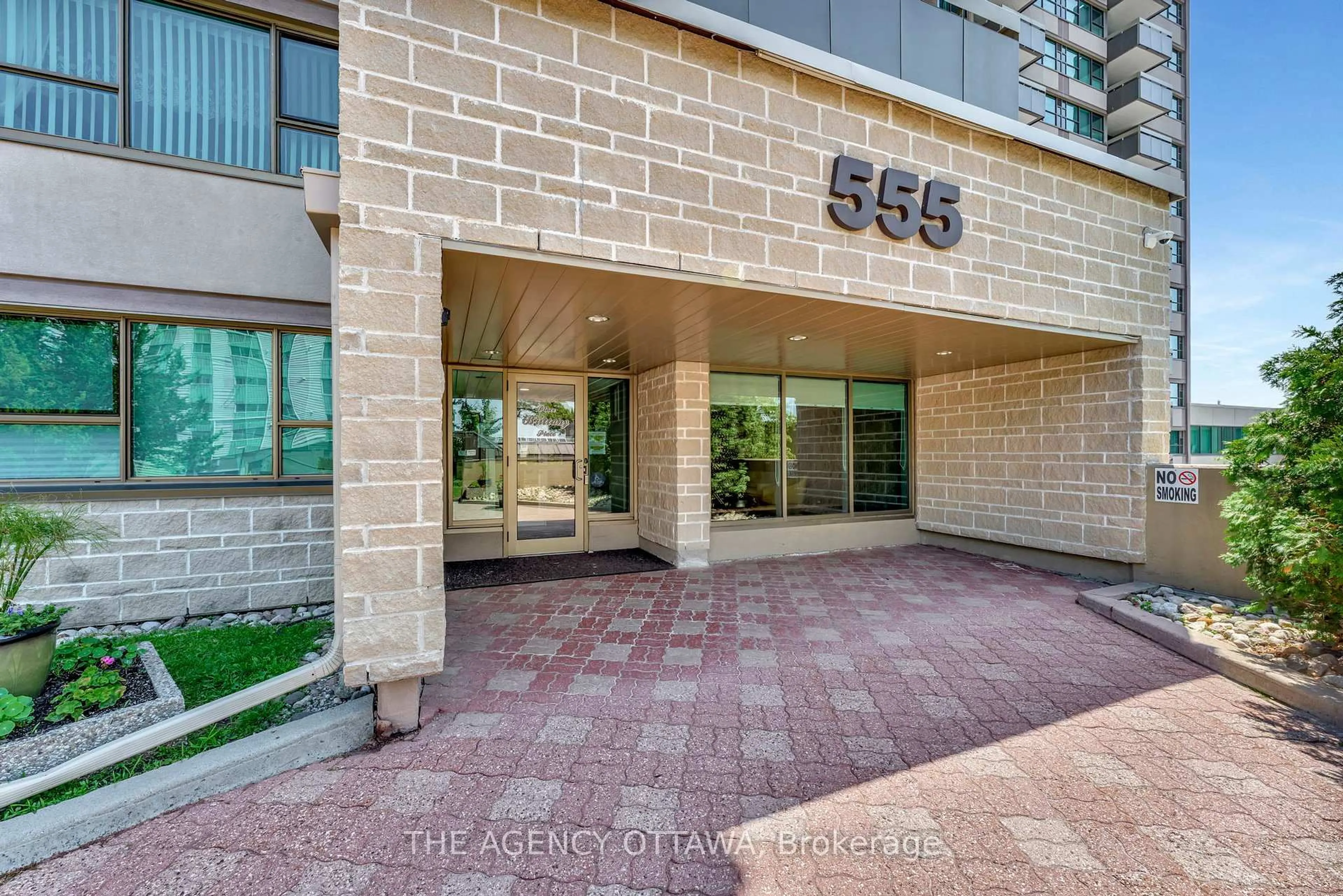 Indoor foyer for 555 Brittany Dr #304, Ottawa Ontario K1K 4C5