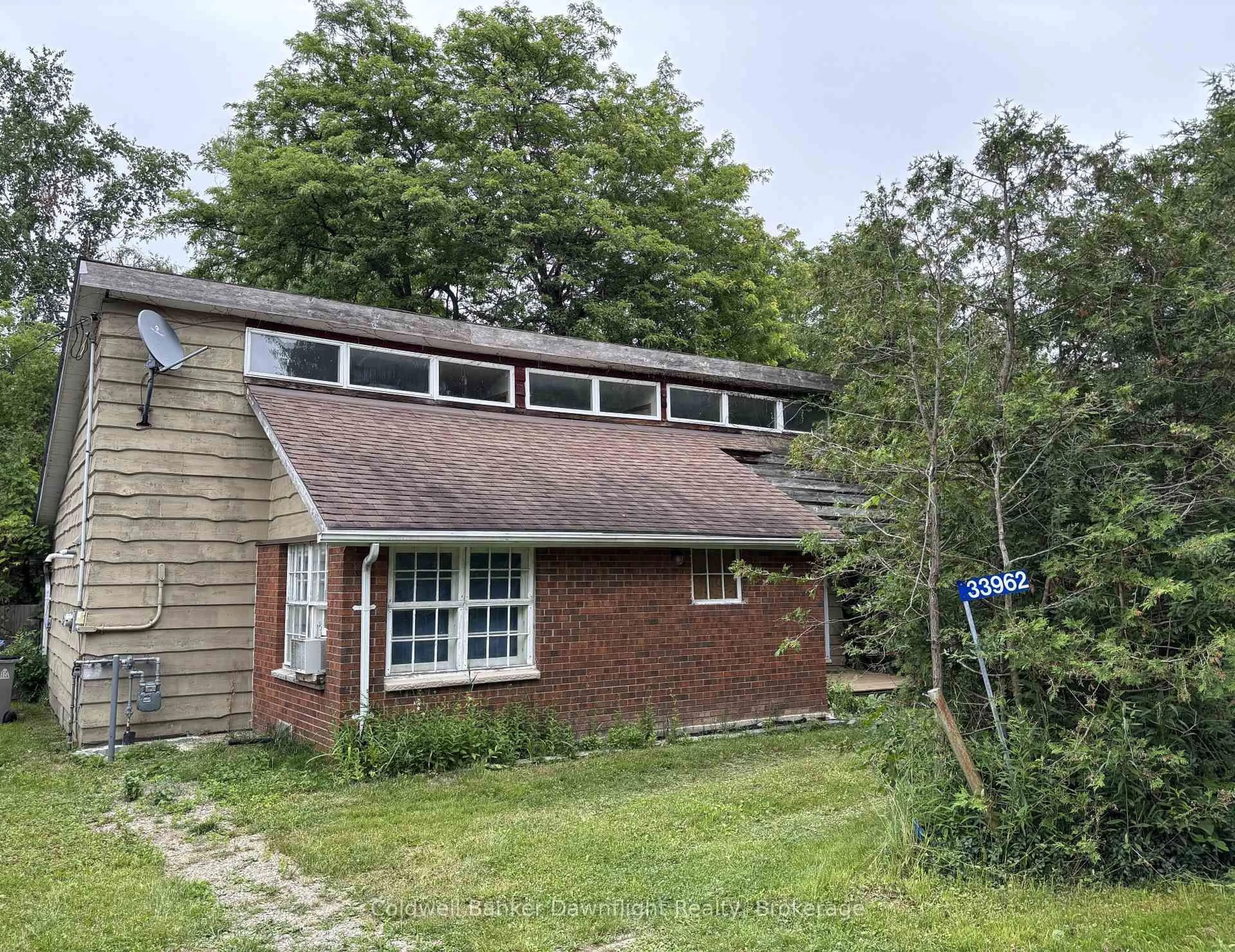 A pic from outside/outdoor area/front of a property/back of a property/a pic from drone, building for 33962 Highlands Dr, Bluewater Ontario N0M 1N0