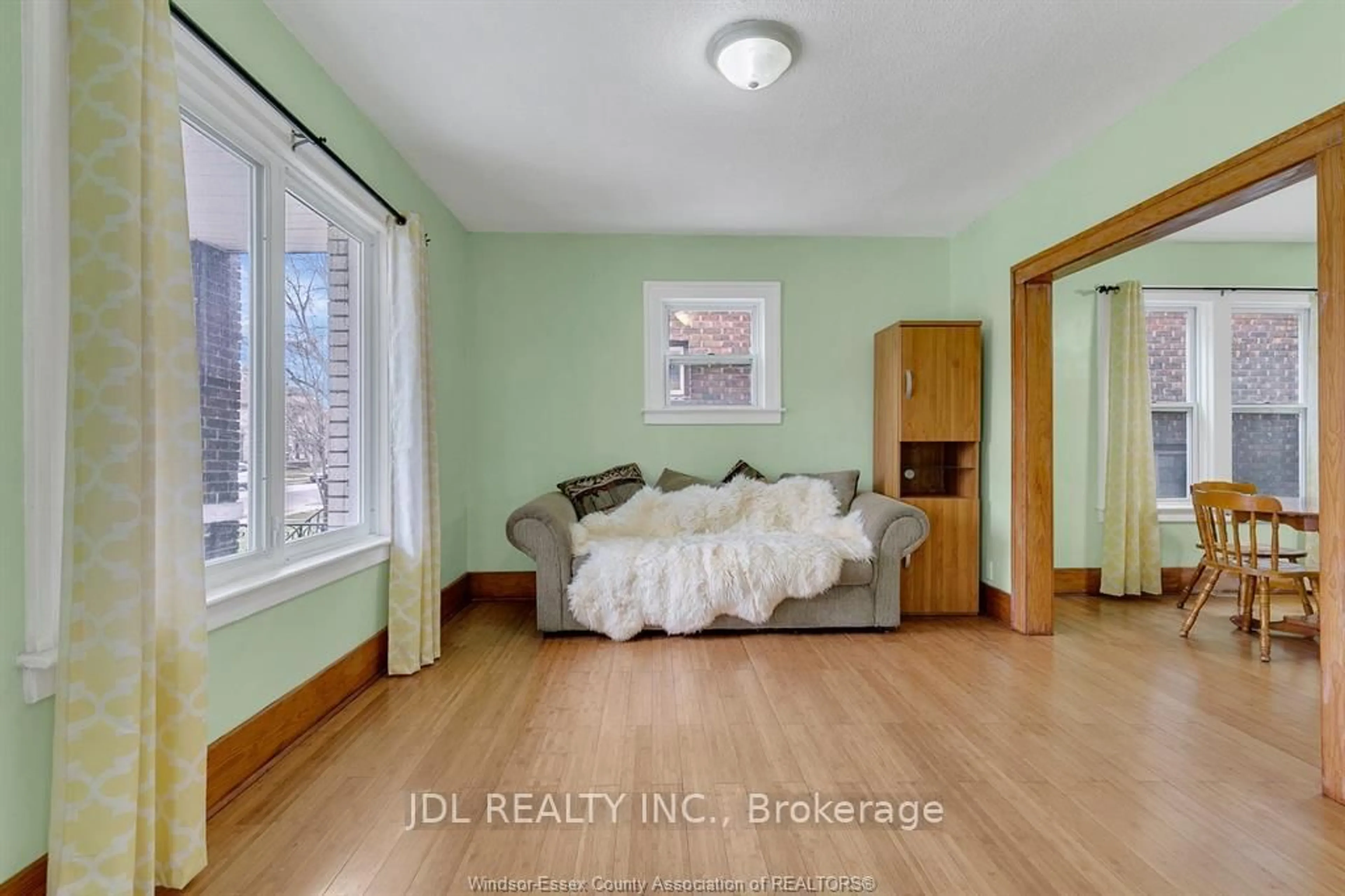 A pic of a room for 721-723 Campbell Ave, Windsor Ontario N9B 2H6