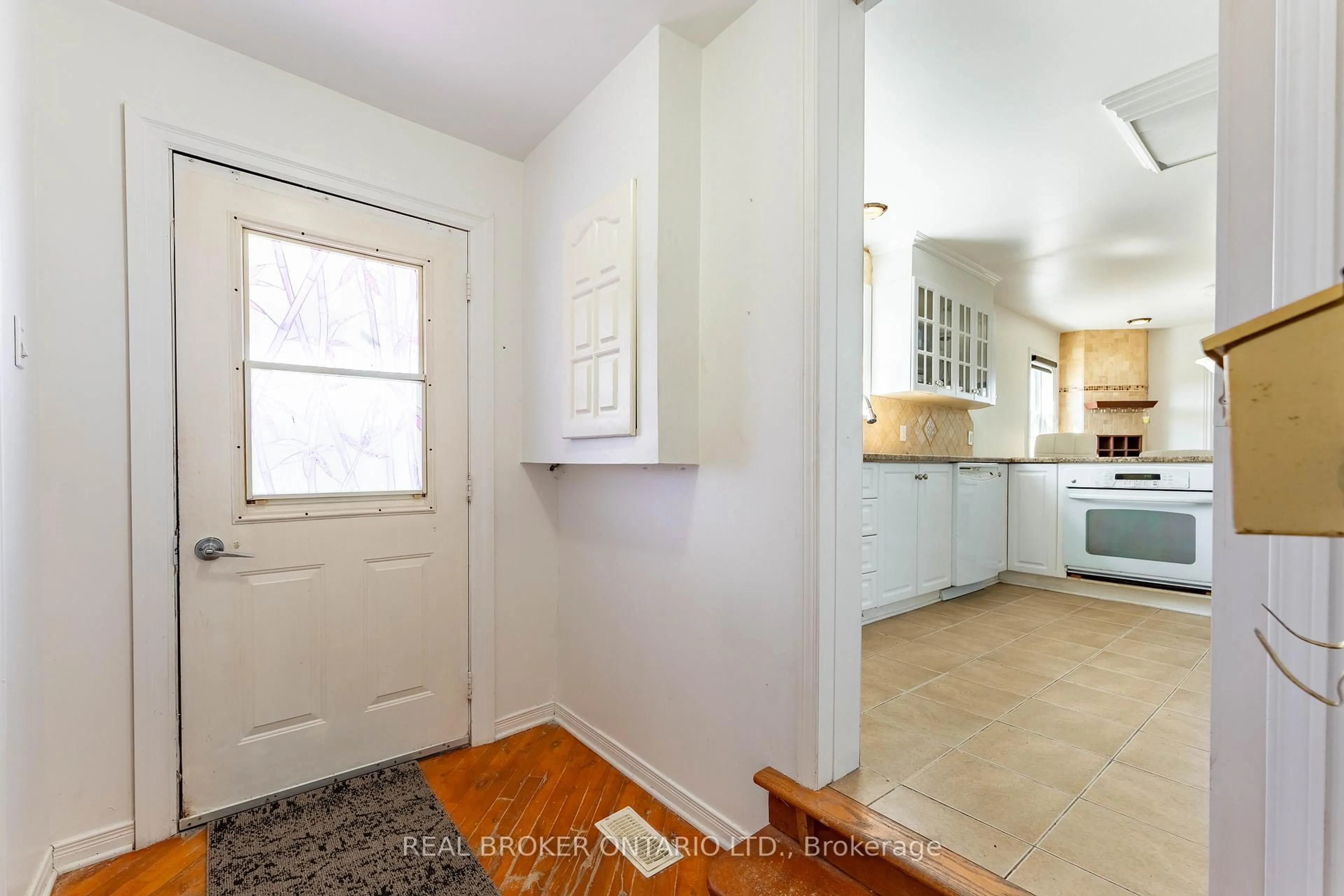 Indoor entryway for 3449 Sarsfield Rd, Sarsfield Ontario K0A 3E0