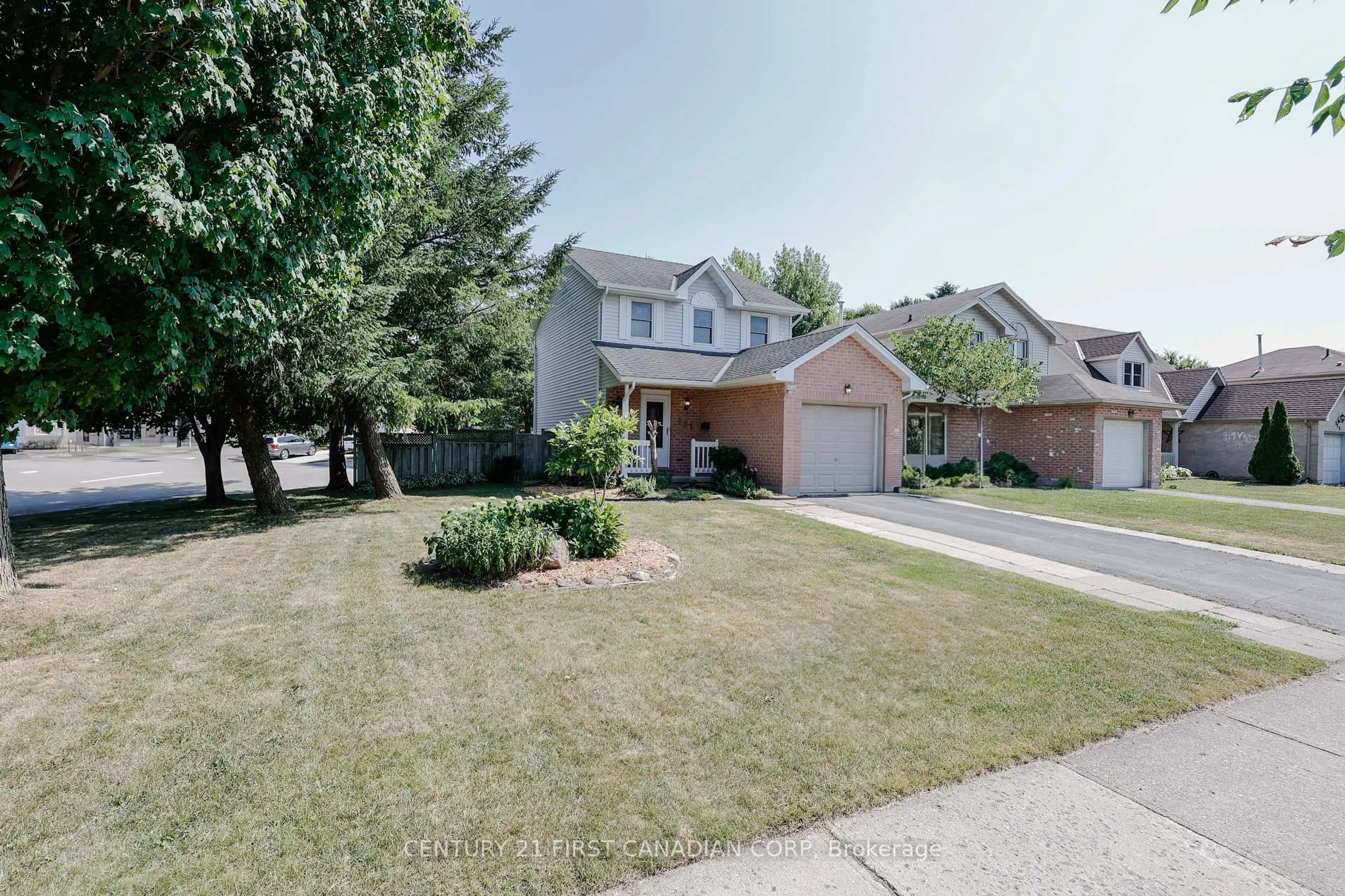 A pic from outside/outdoor area/front of a property/back of a property/a pic from drone, street for 961 Chippewa Dr, London East Ontario N5V 4R2