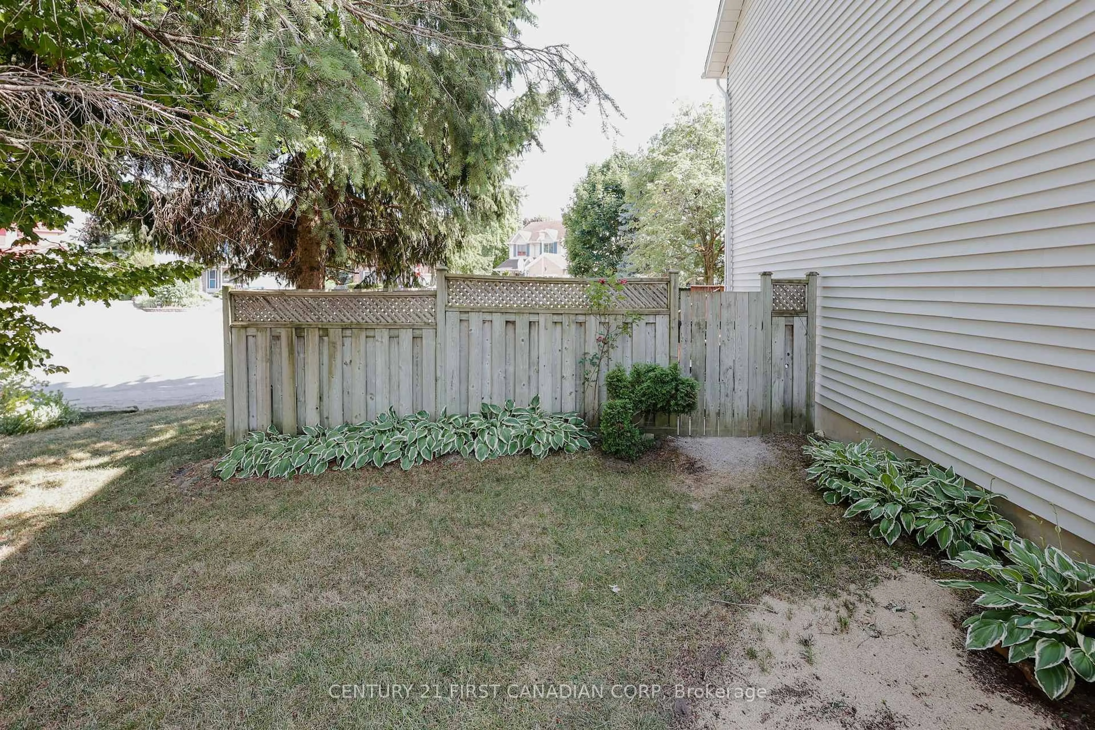 Patio, street for 961 Chippewa Dr, London East Ontario N5V 4R2