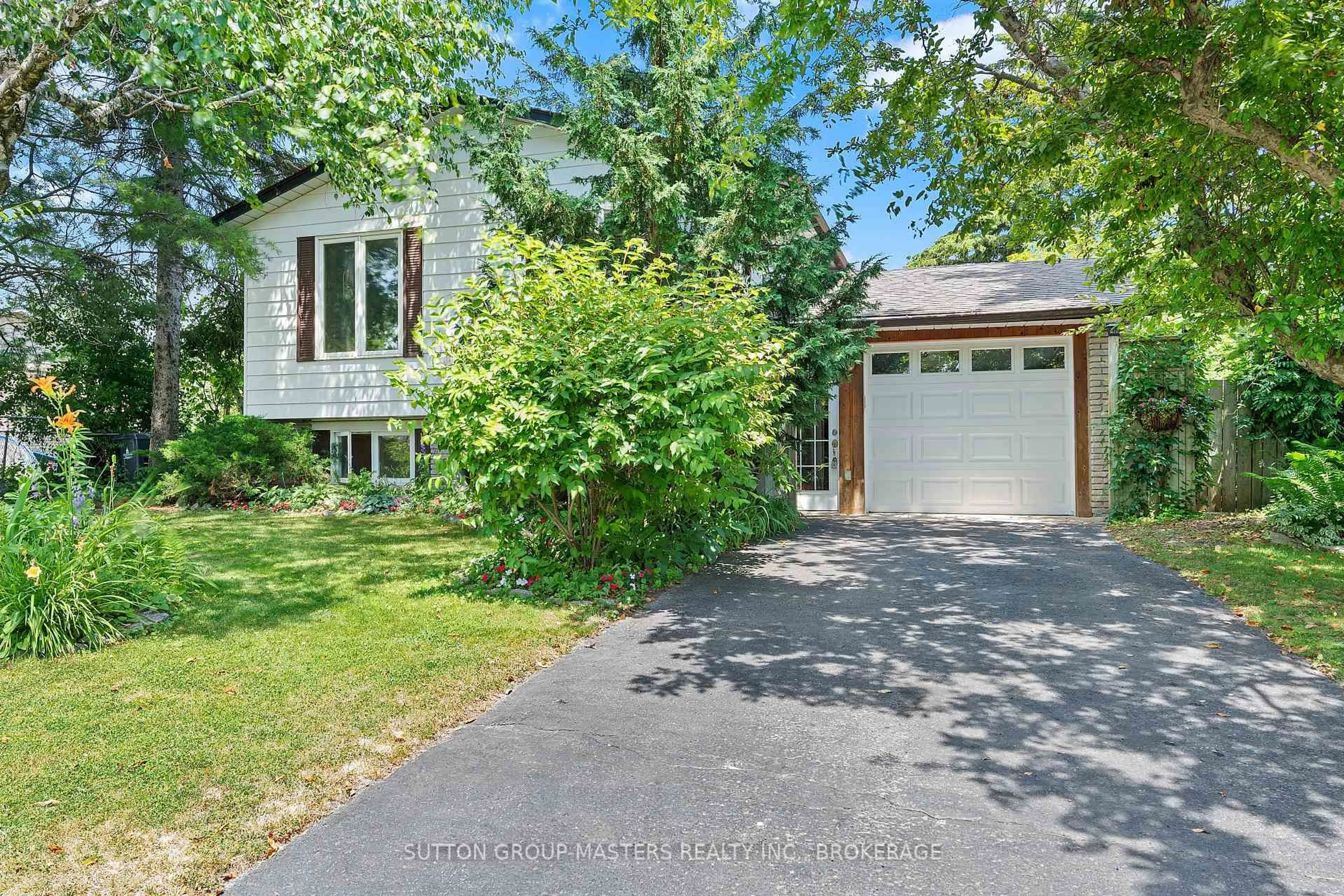 A pic from outside/outdoor area/front of a property/back of a property/a pic from drone, street for 798 Danbury Rd, Kingston Ontario K7M 6T4