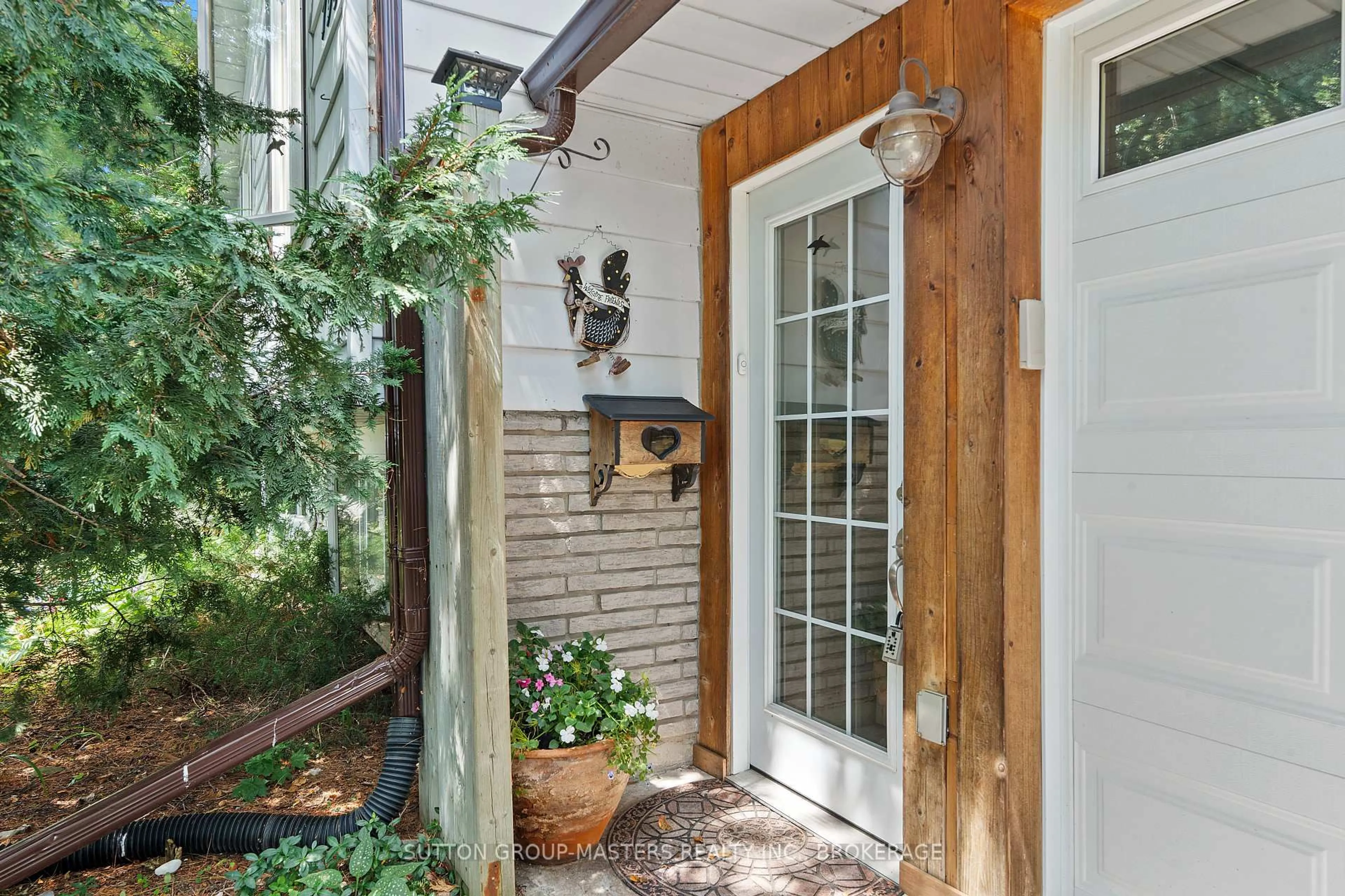 Indoor entryway for 798 Danbury Rd, Kingston Ontario K7M 6T4